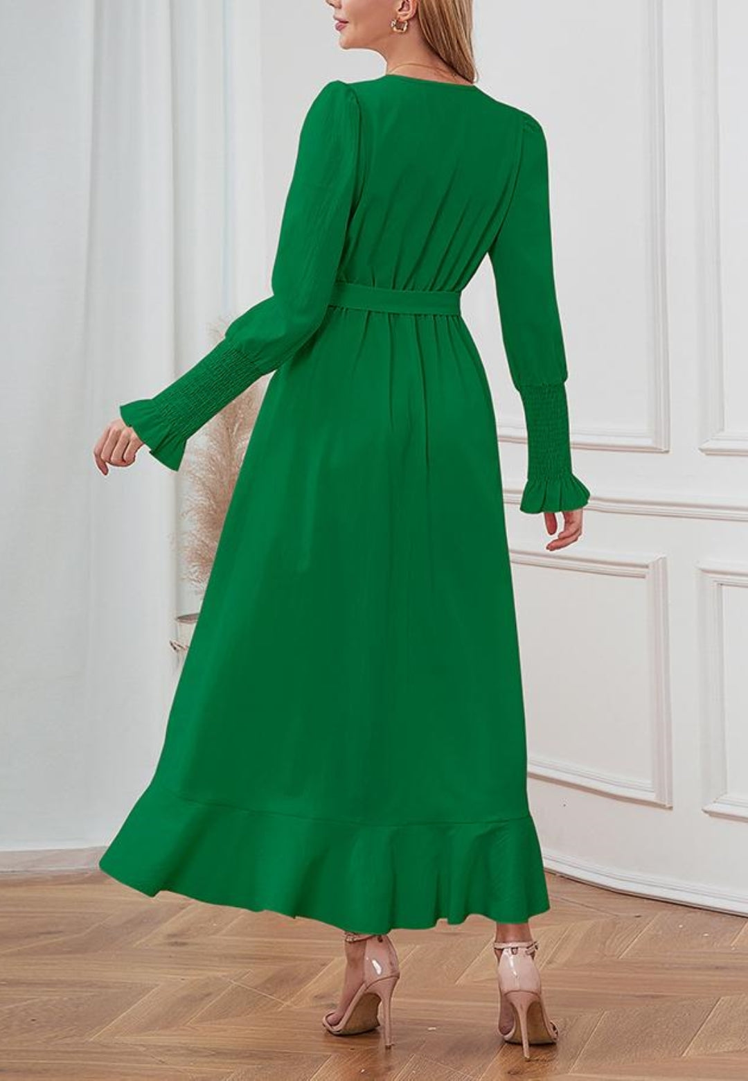 Vestido midi cruzado con dobladillo con volantes