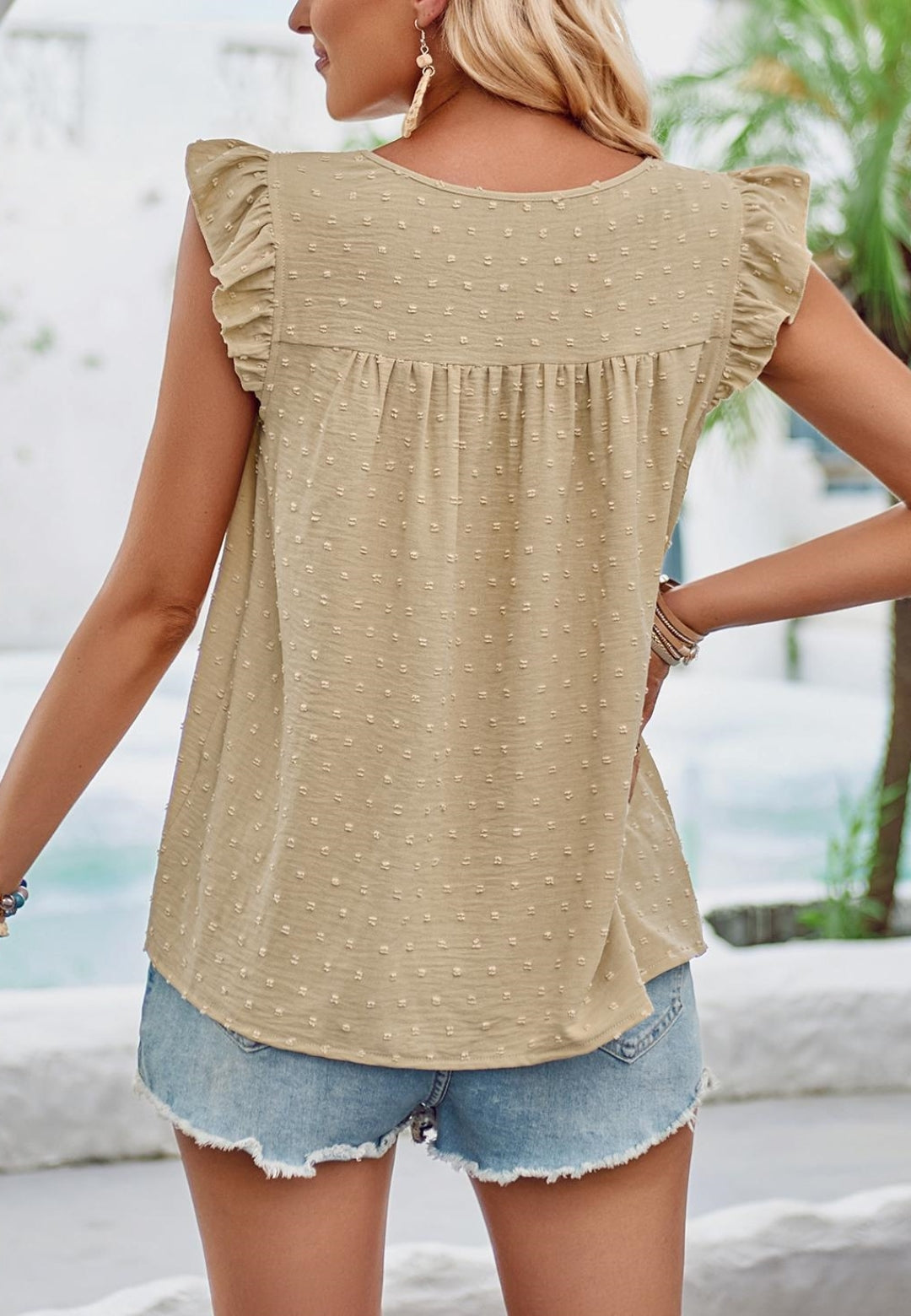 Blusa con cuello redondo y hombros con volantes
