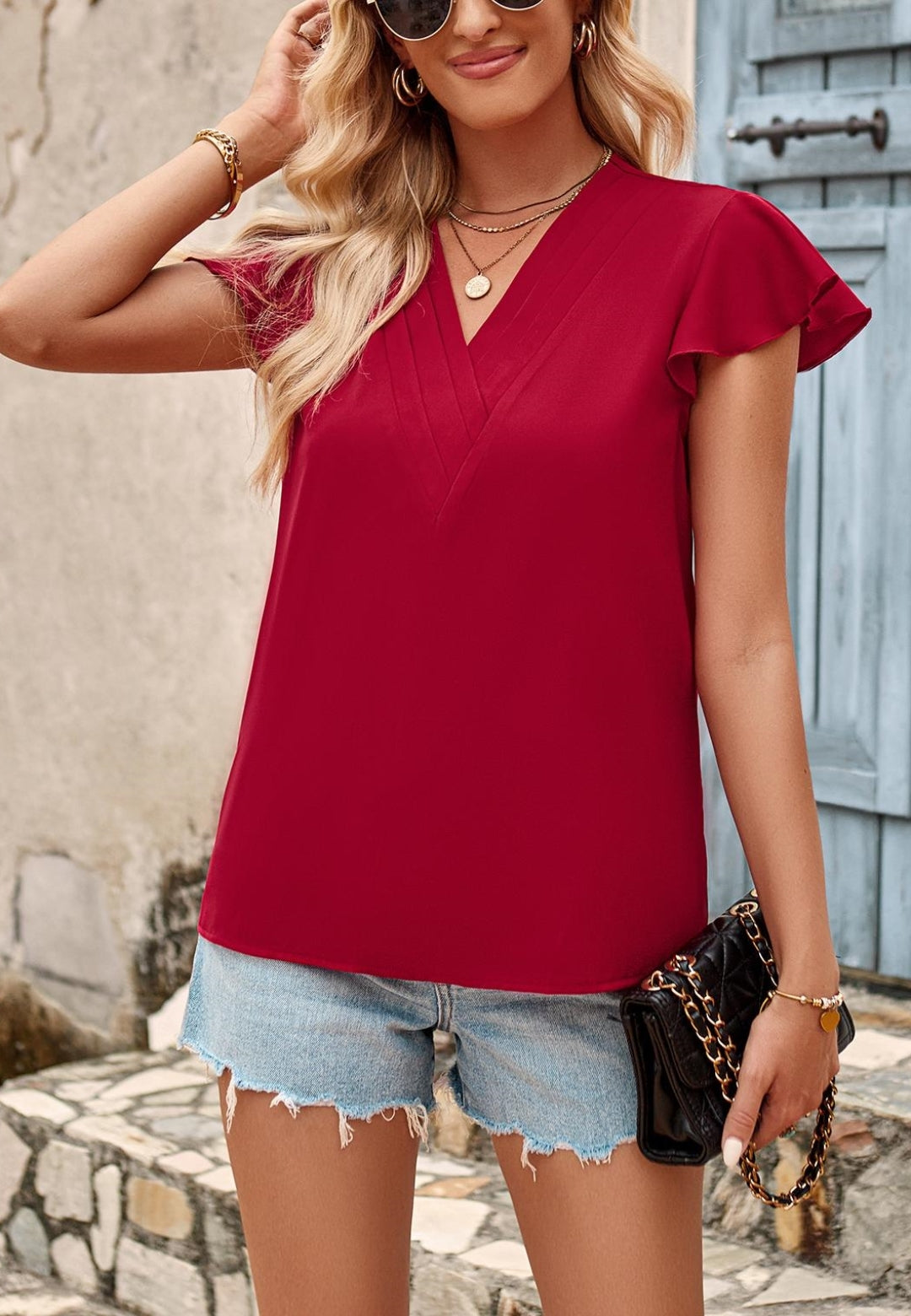 Blusa plisada con escote en V y mangas onduladas