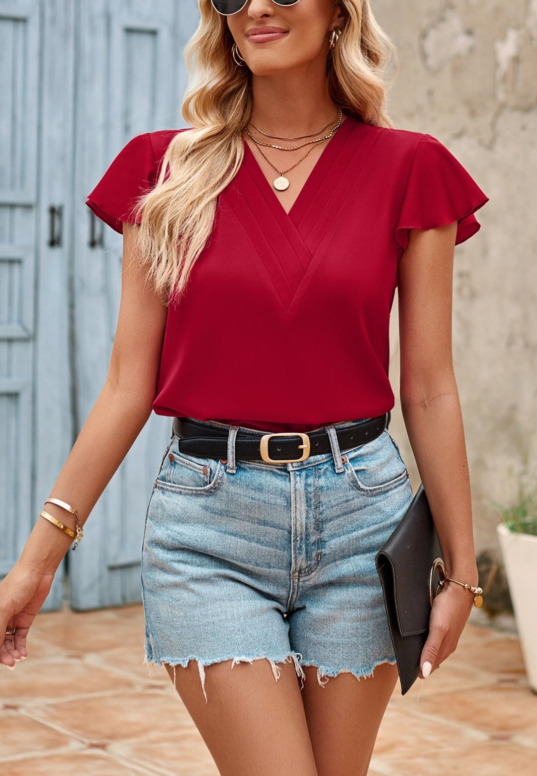 Blusa plisada con escote en V y mangas onduladas