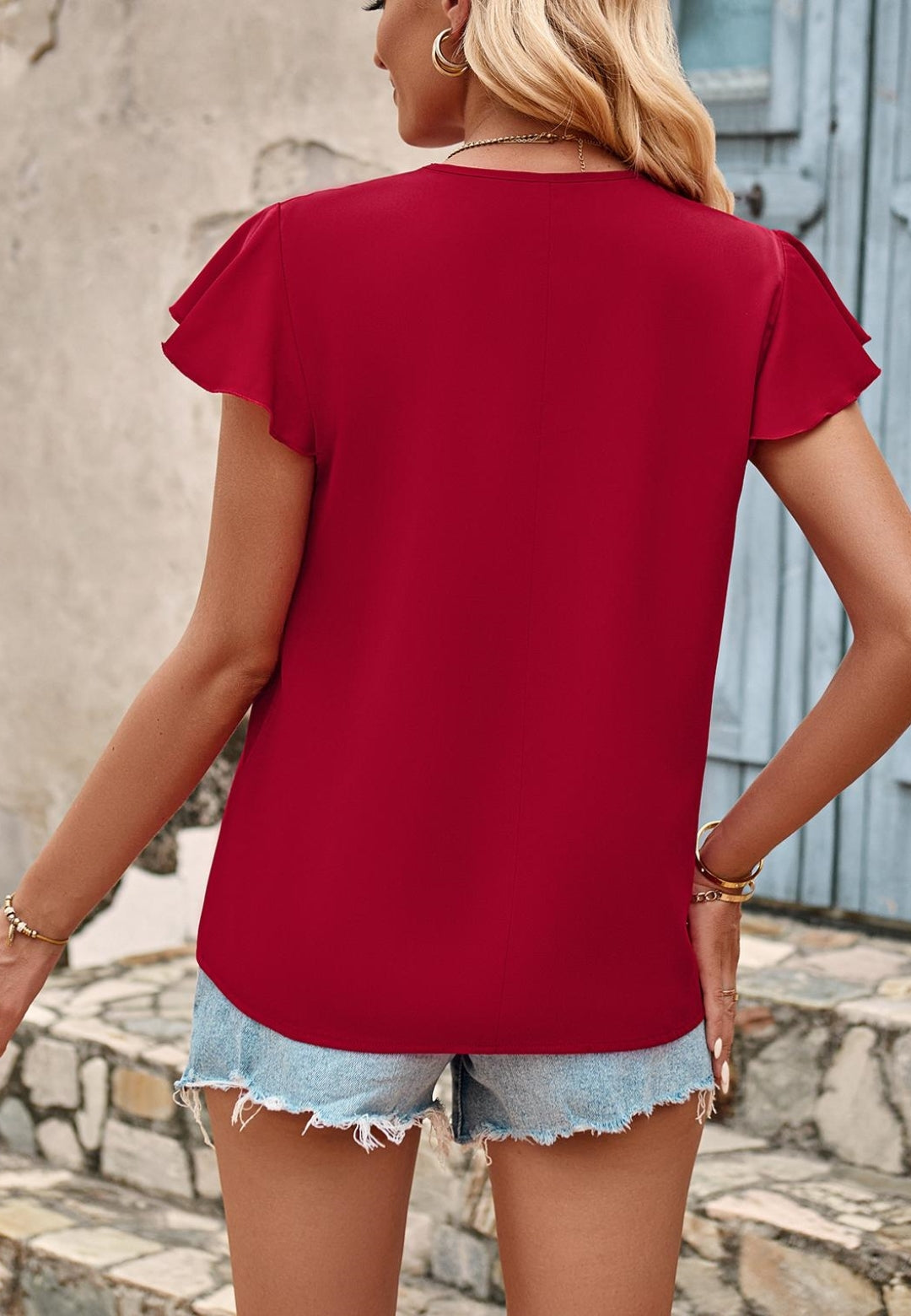 Blusa plisada con escote en V y mangas onduladas