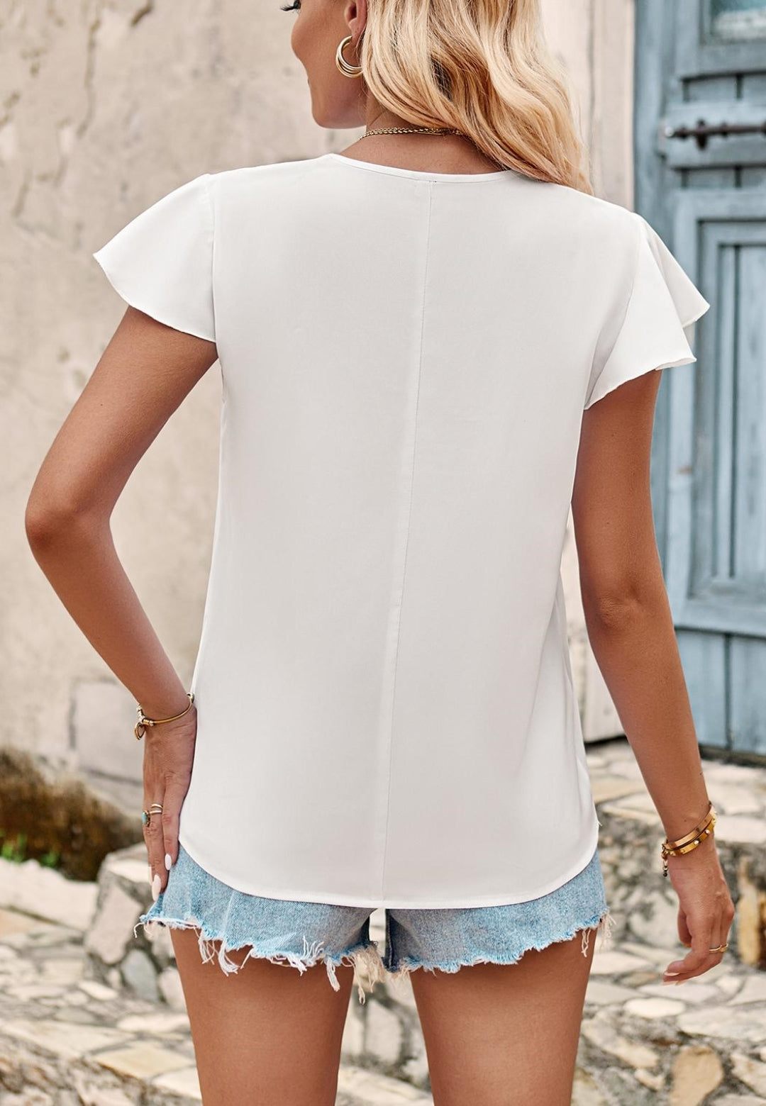 Blusa plisada con escote en V y mangas onduladas