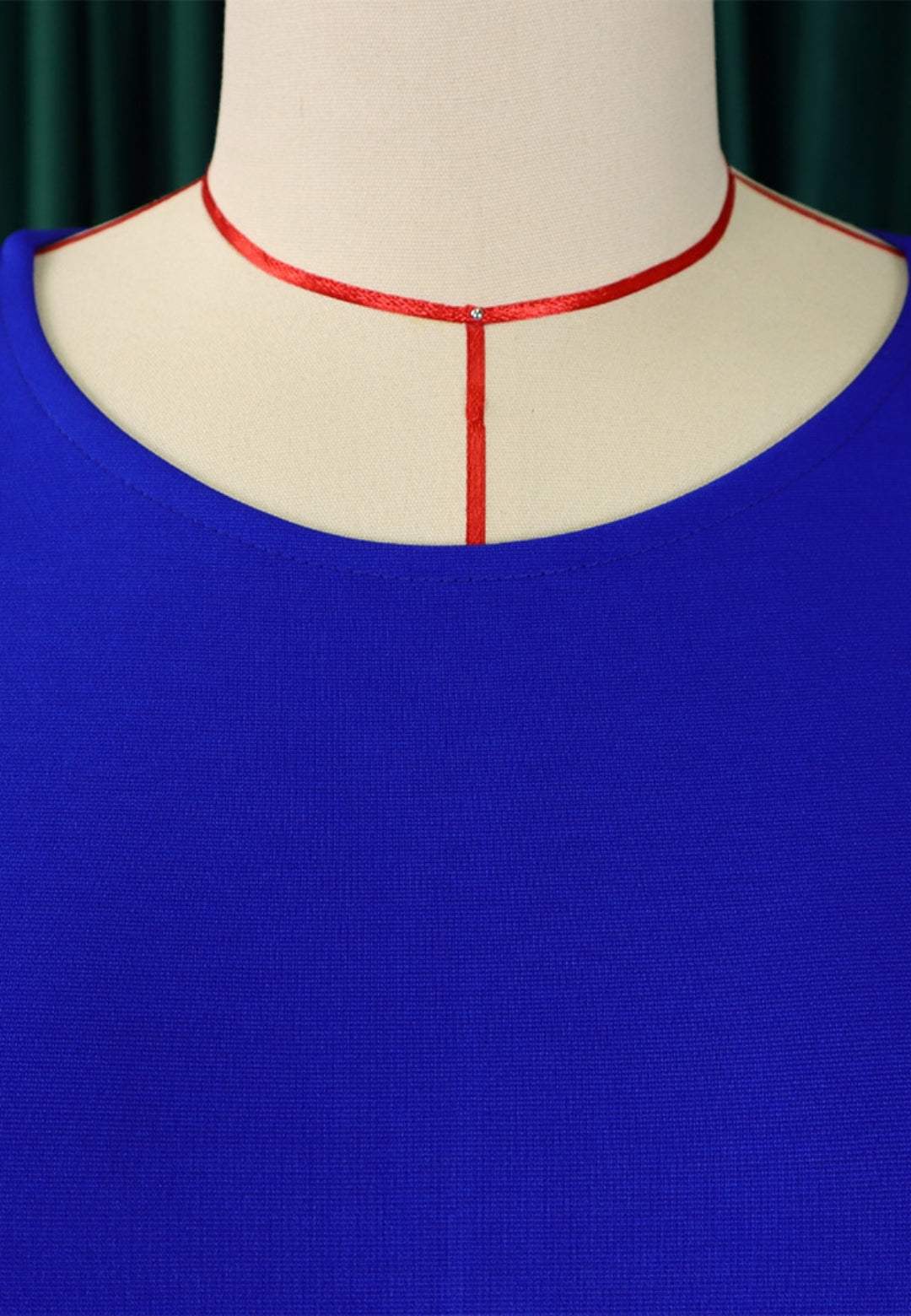 Vestido con mangas al codo y detalle fruncido