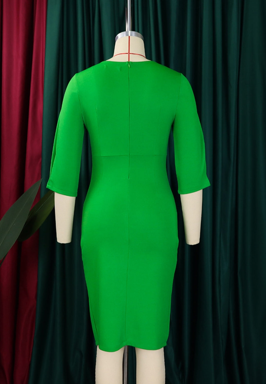 Vestido con mangas al codo y detalle fruncido