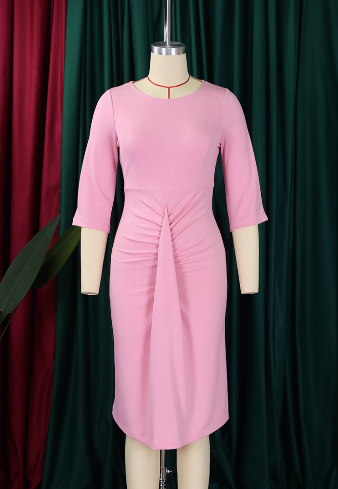 Vestido con mangas al codo y detalle fruncido