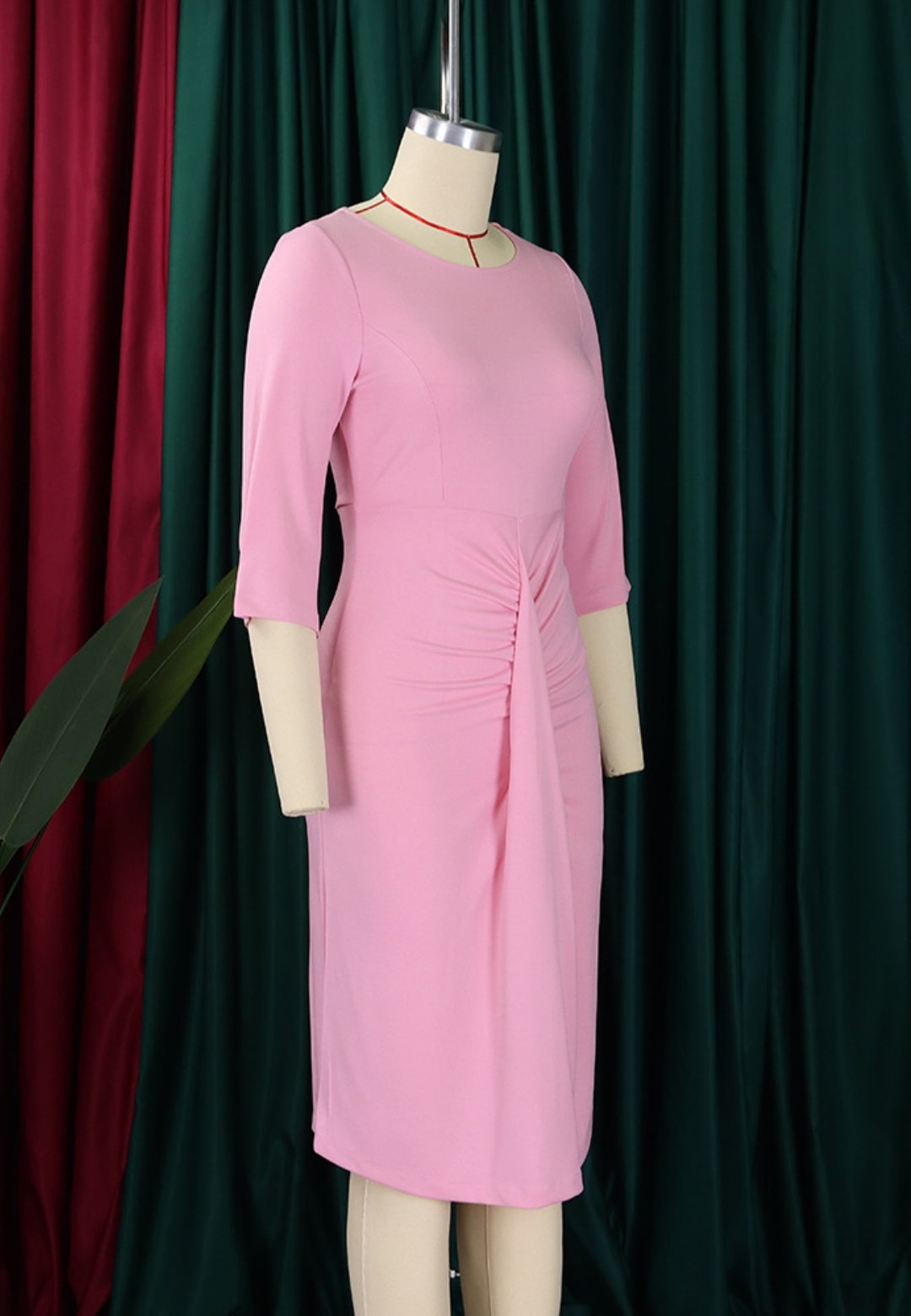 Vestido con mangas al codo y detalle fruncido