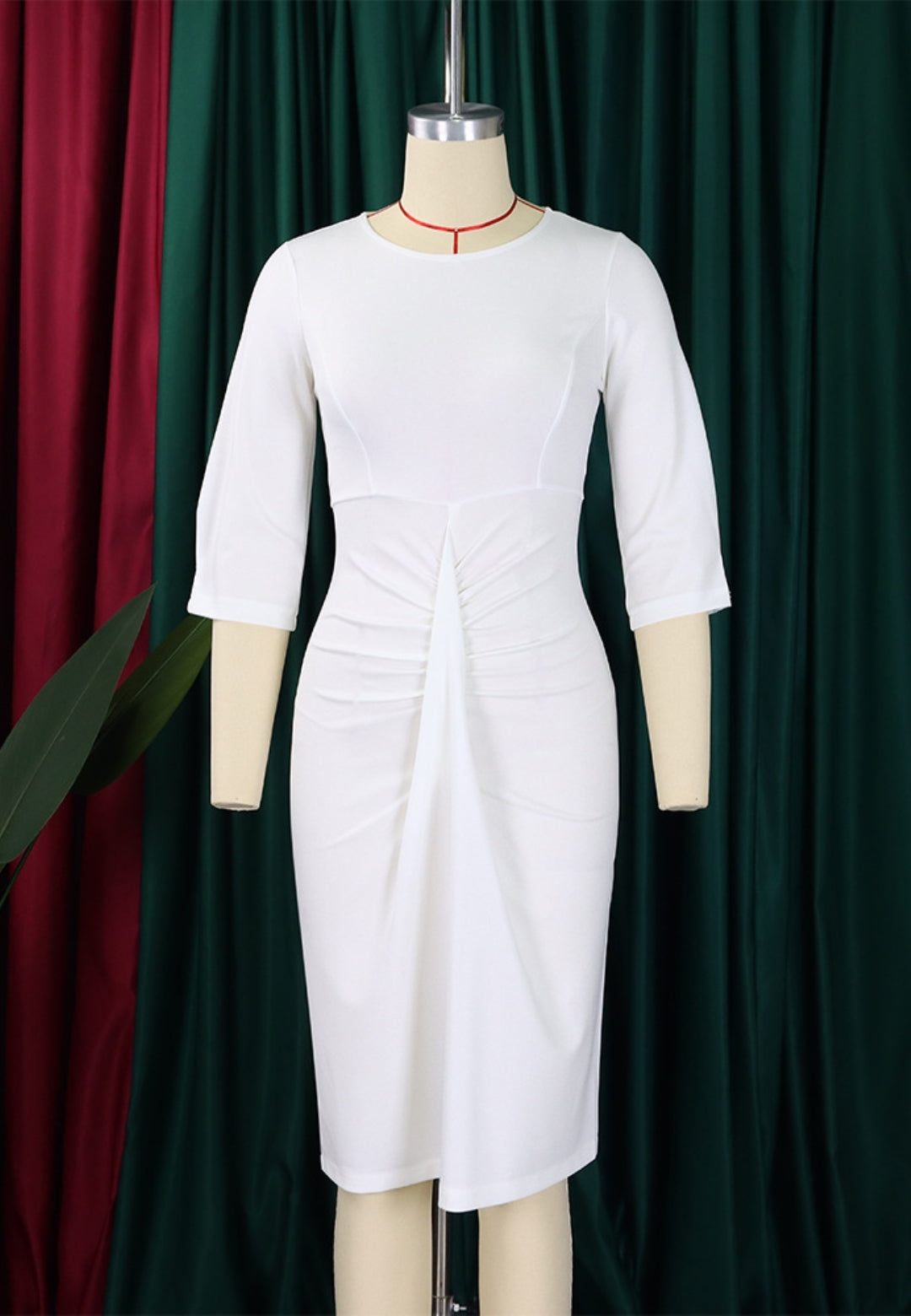 Vestido con mangas al codo y detalle fruncido