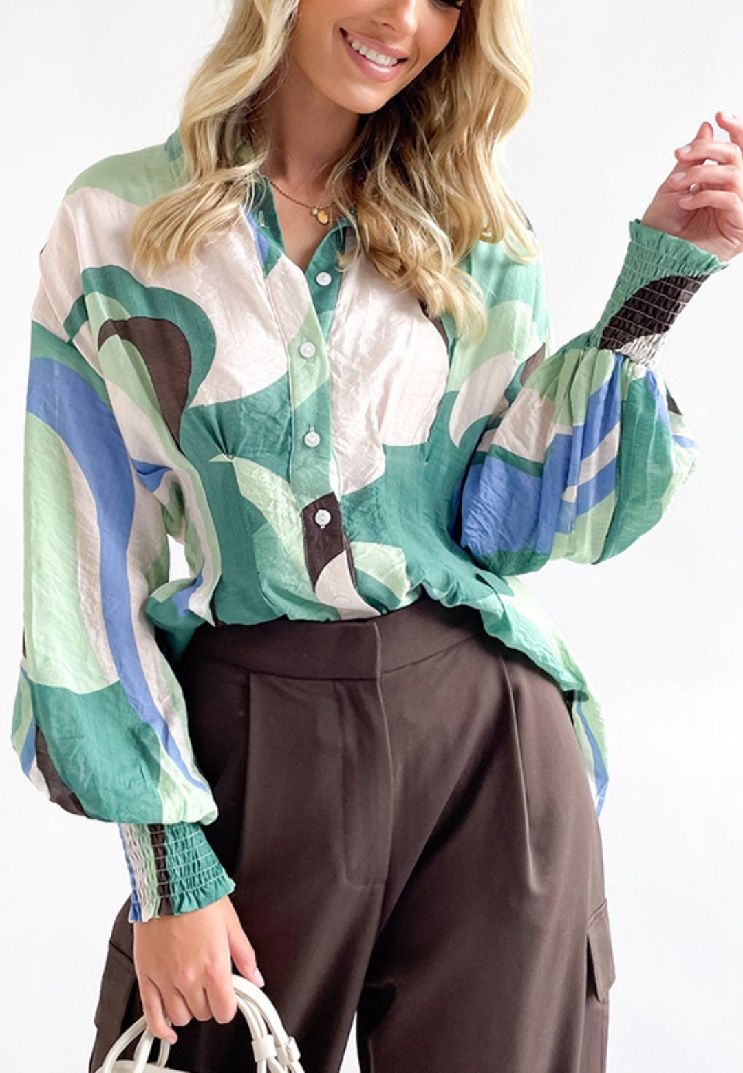 Camisa plisada con estampado abstracto