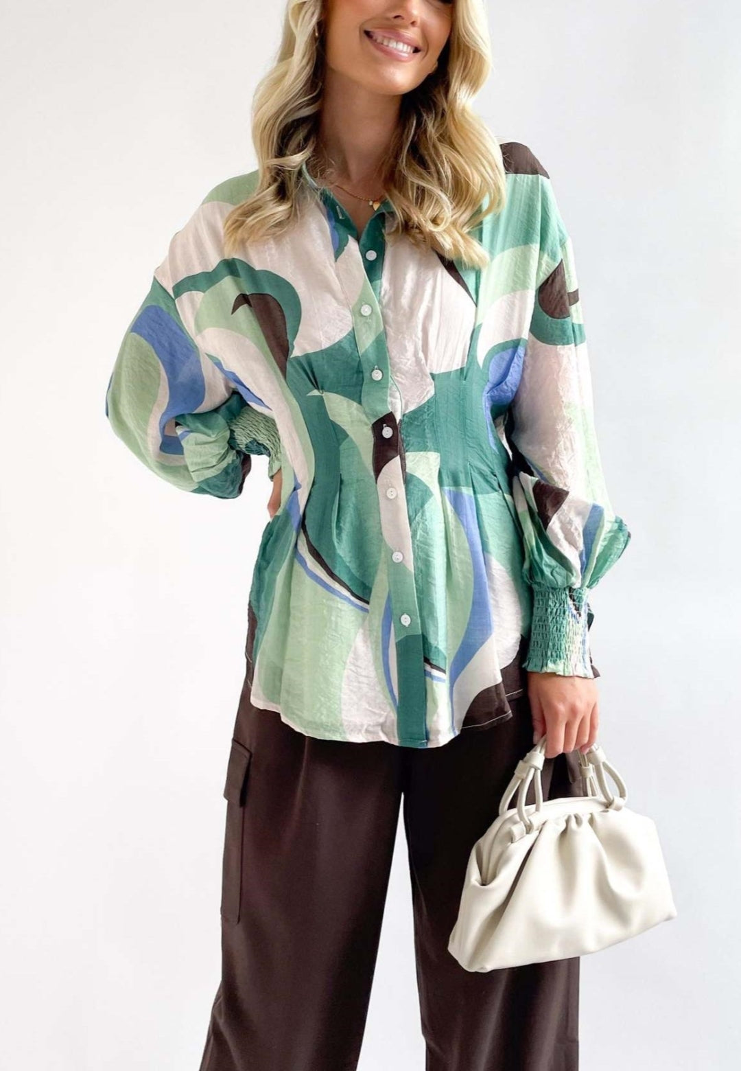 Camisa plisada con estampado abstracto