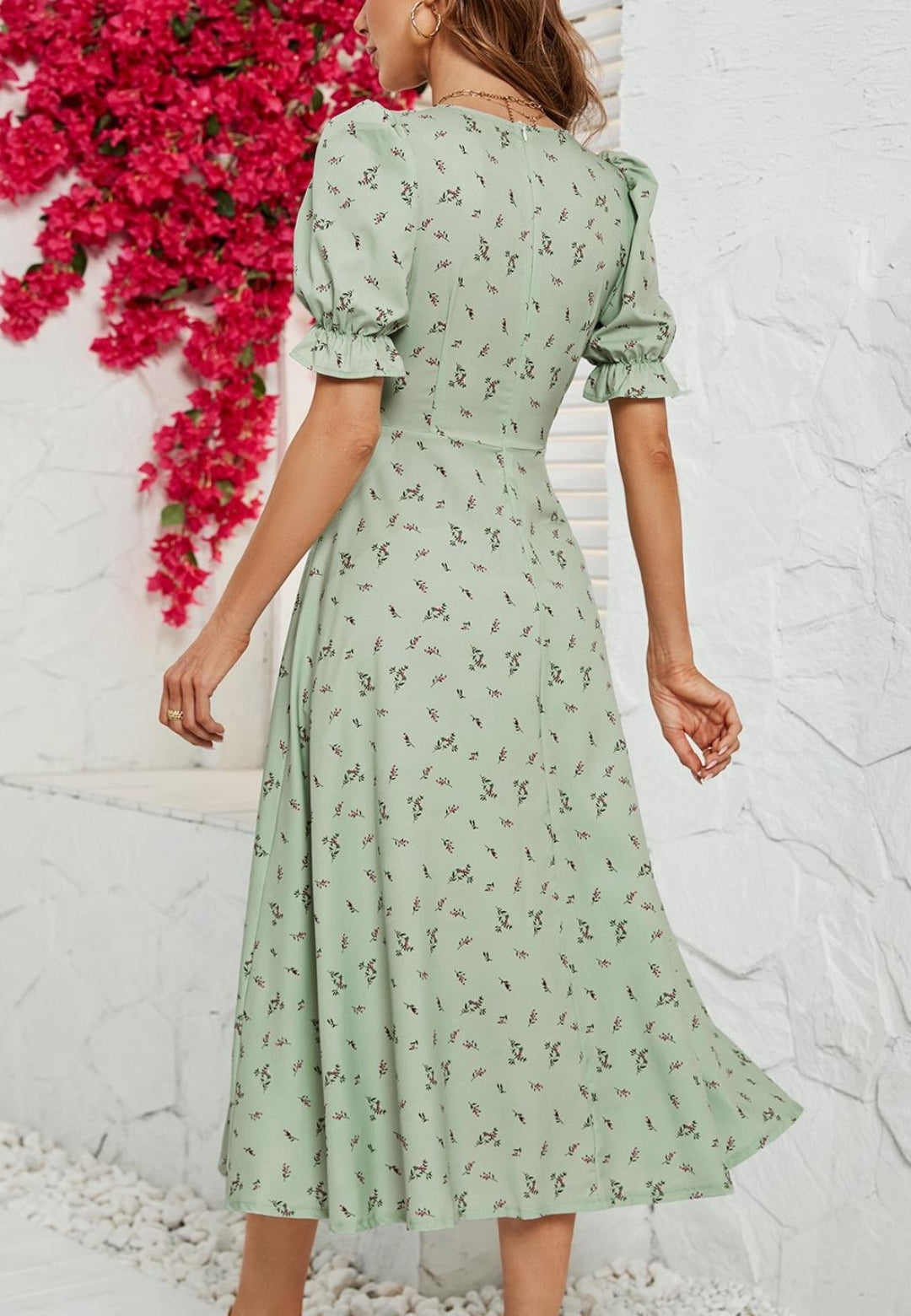 Vestido floral con escote en V y mangas abullonadas