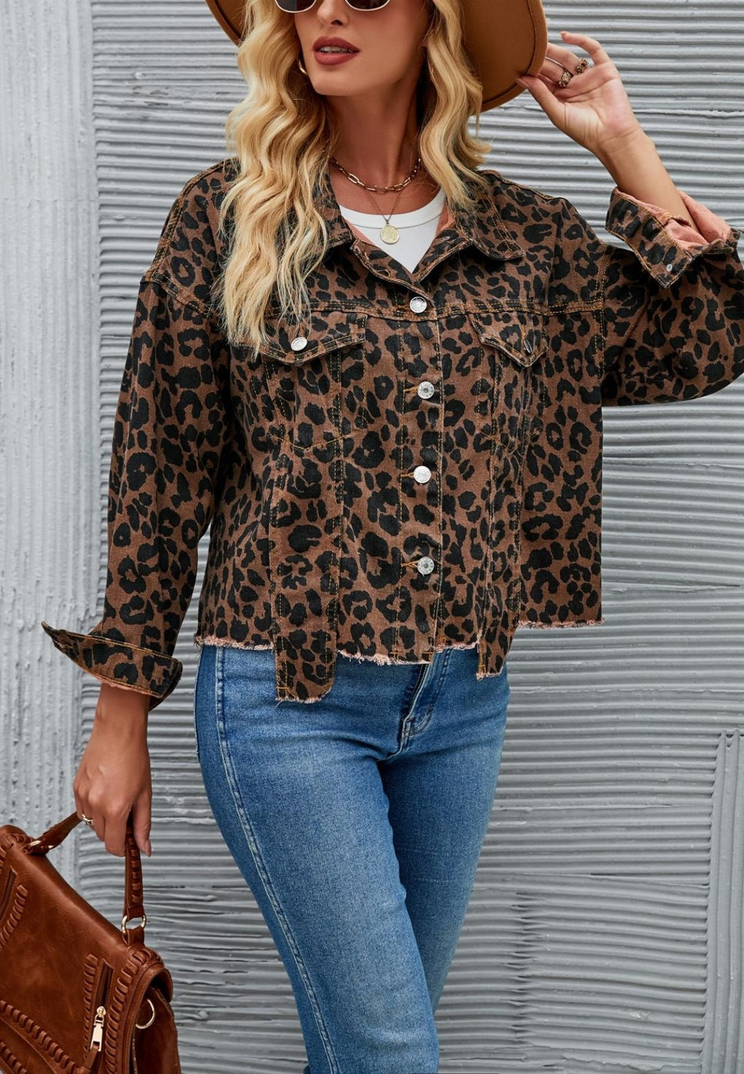 Chaqueta vaquera con estampado de leopardo