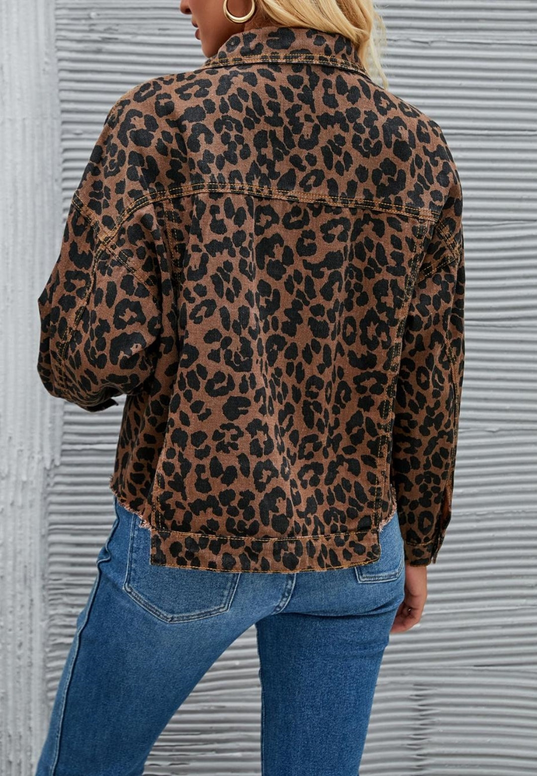 Chaqueta vaquera con estampado de leopardo