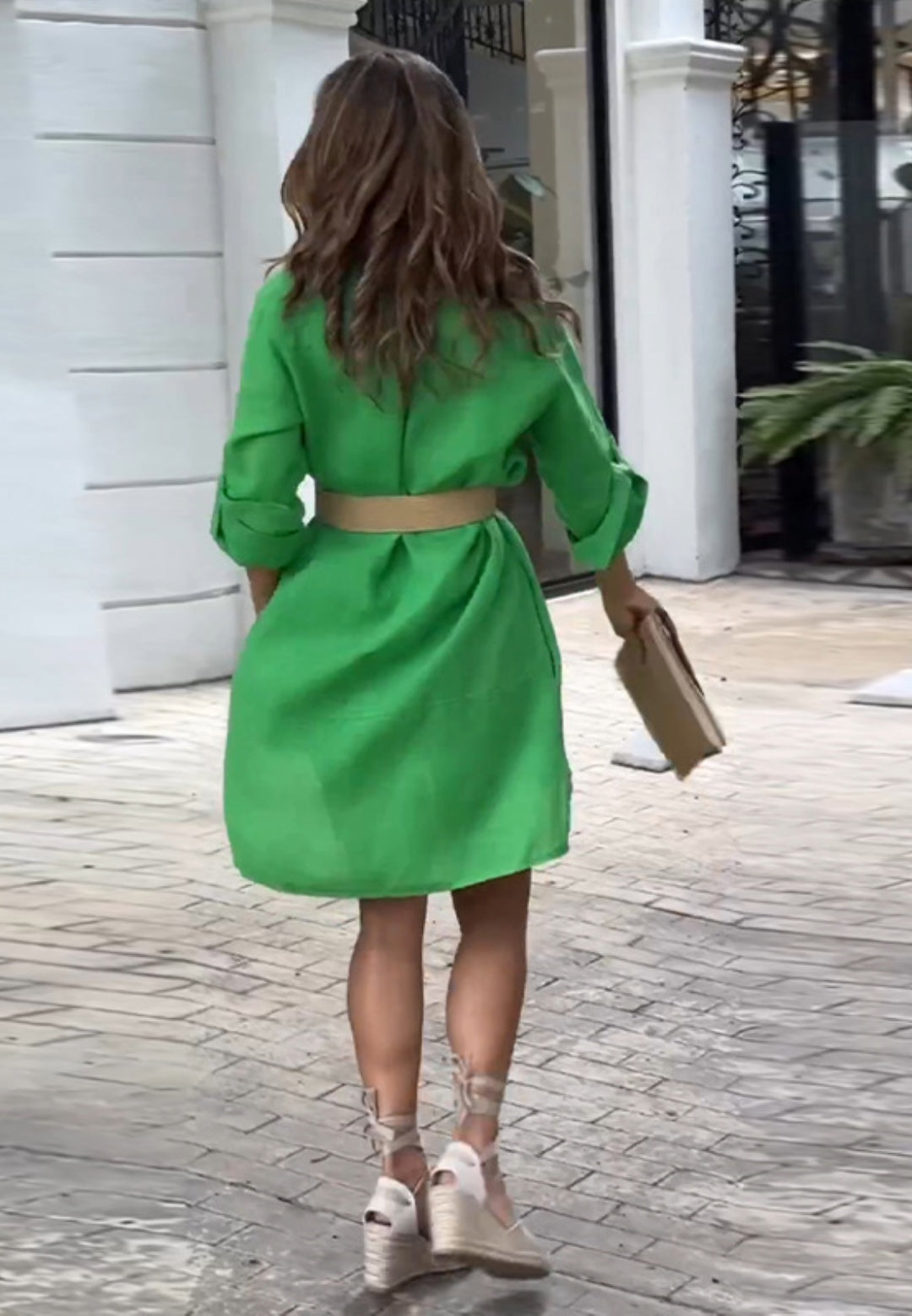 Vestido con botones y solapa enrollable