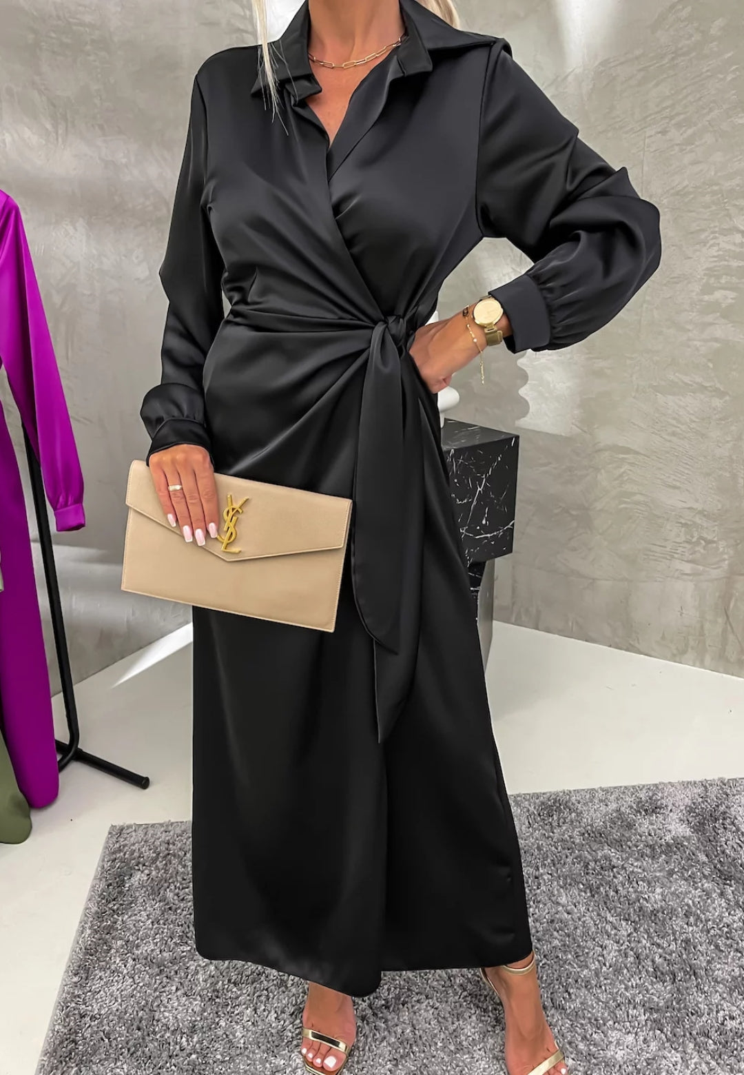 Vestido con dobladillo superpuesto y lazo lateral