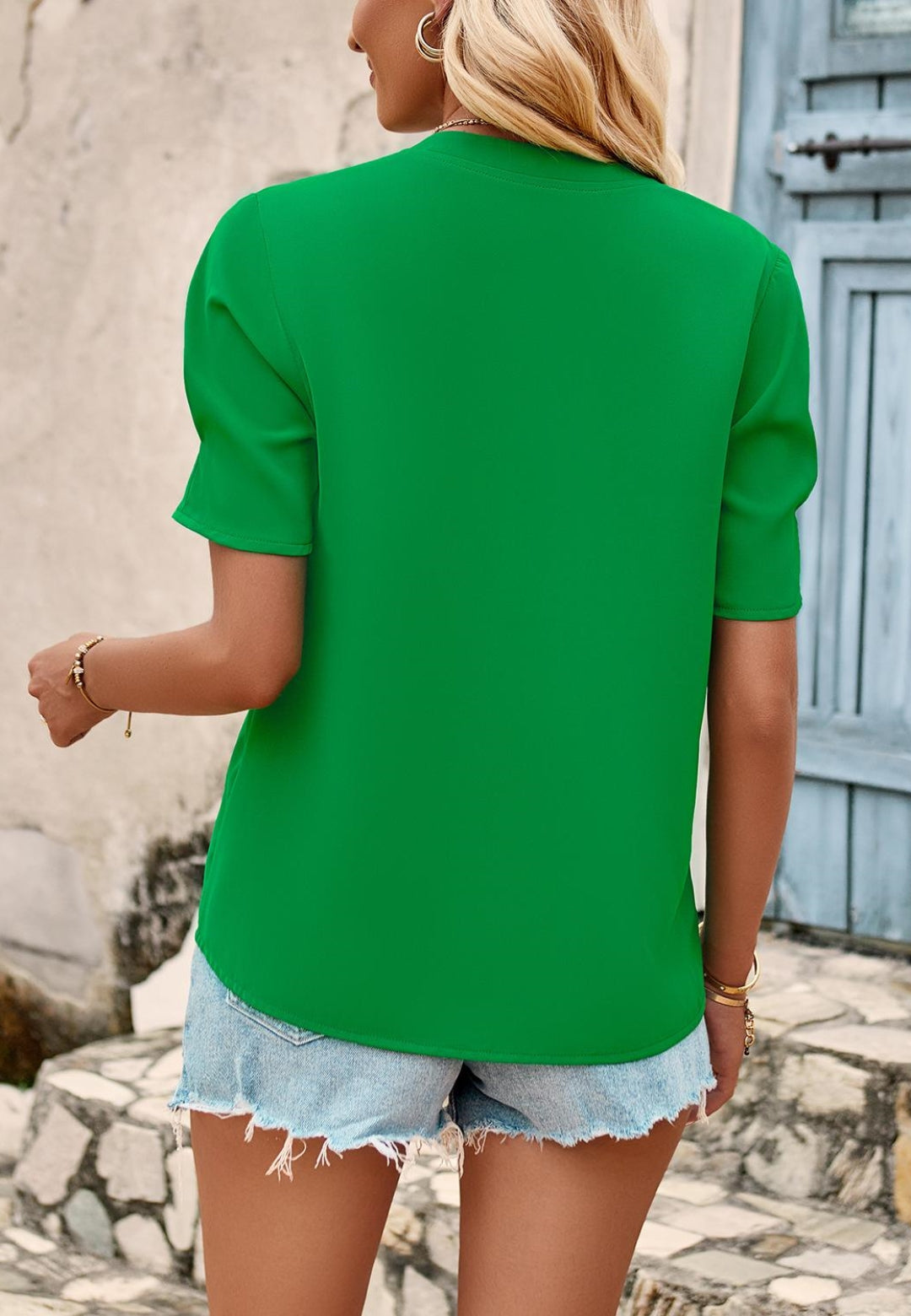 Blusa plisada con cuello alto en la parte delantera