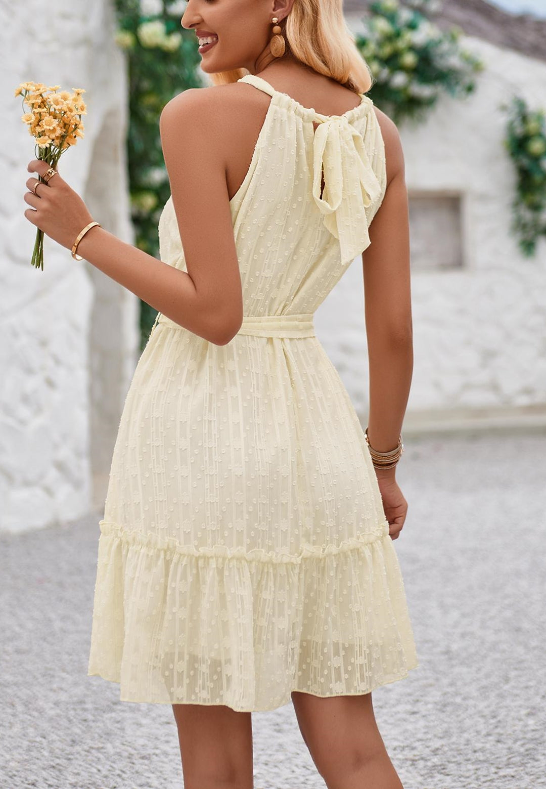 Vestido con textura geométrica y lazo en la espalda