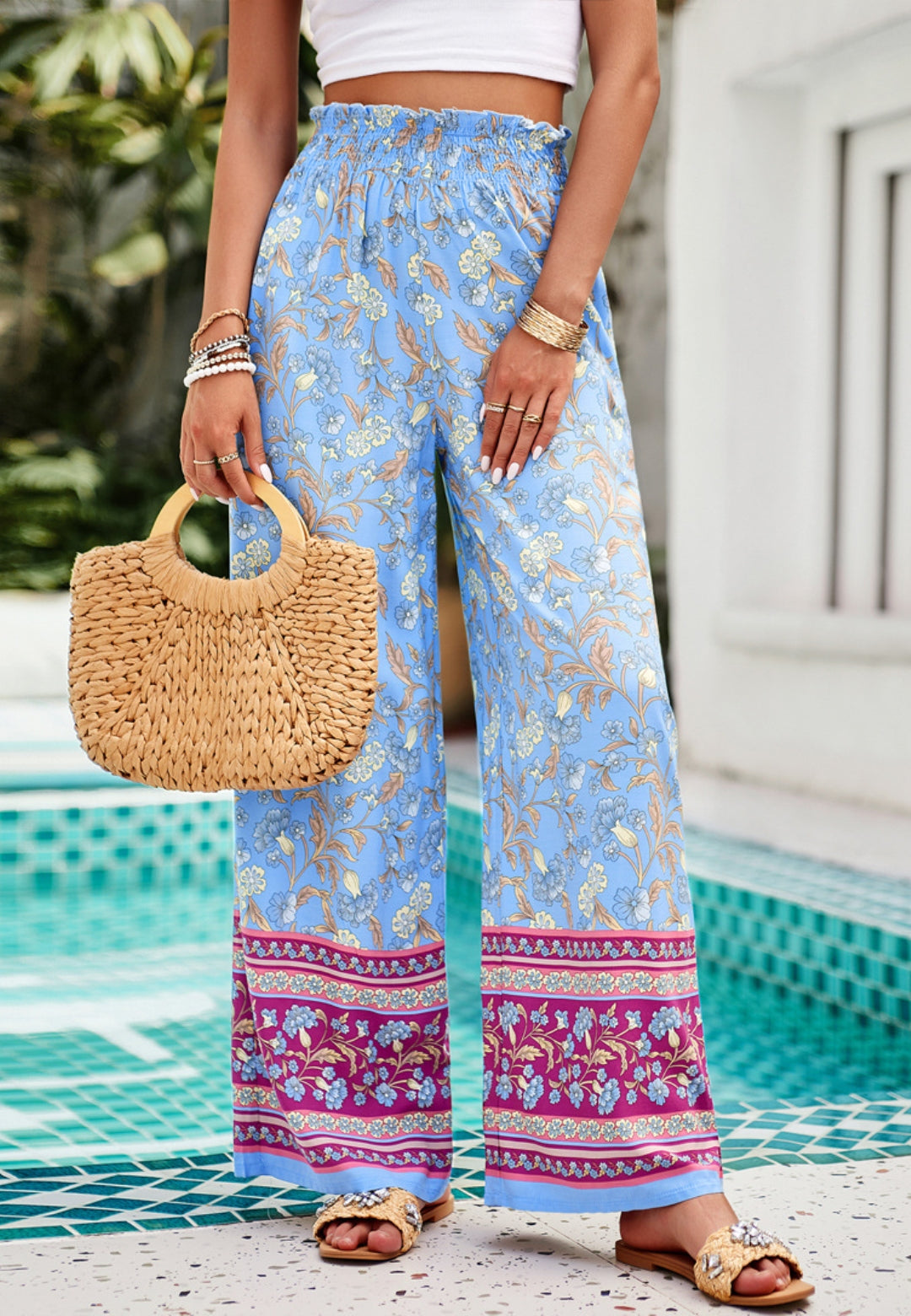 Pantalones bohemios con cintura alta y frunces florales