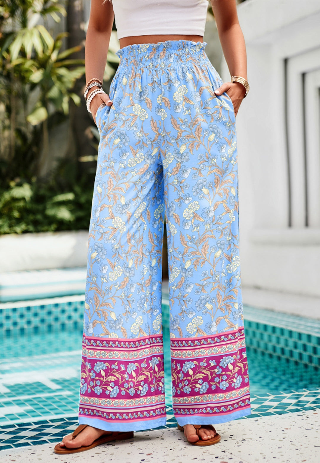 Pantalones bohemios con cintura alta y frunces florales