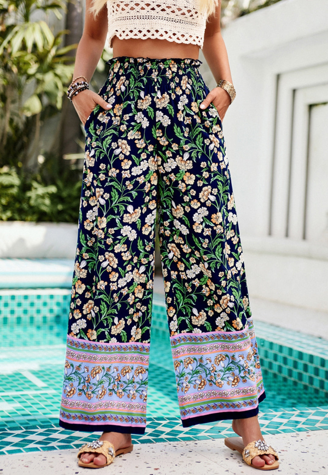 Pantalones bohemios con cintura alta y frunces florales