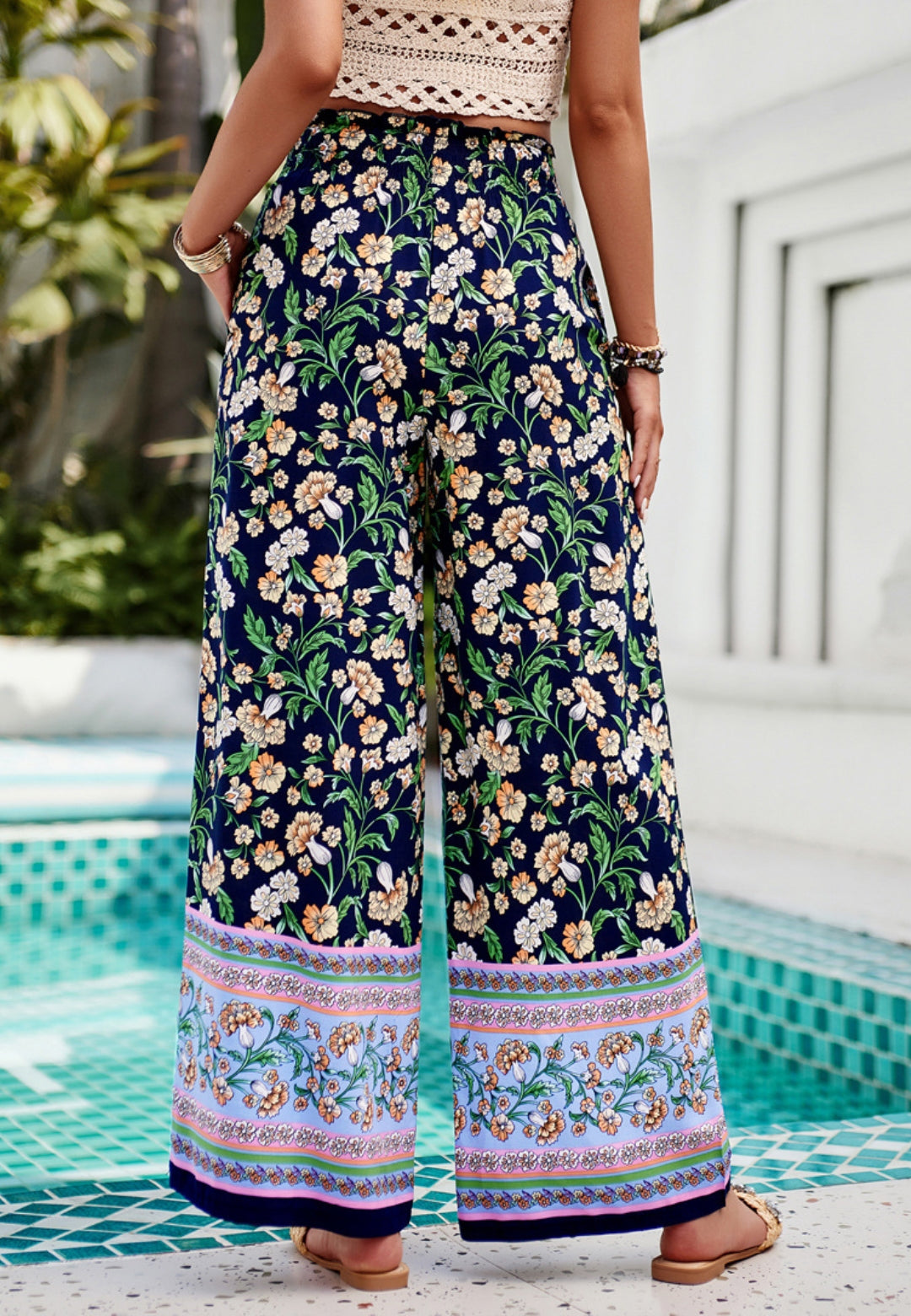 Pantalones bohemios con cintura alta y frunces florales