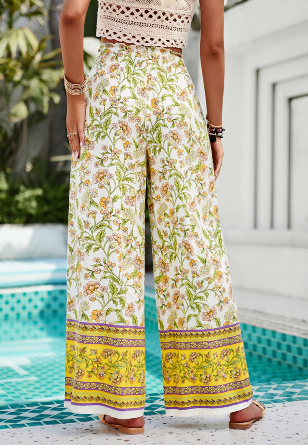 Pantalones bohemios con cintura alta y frunces florales