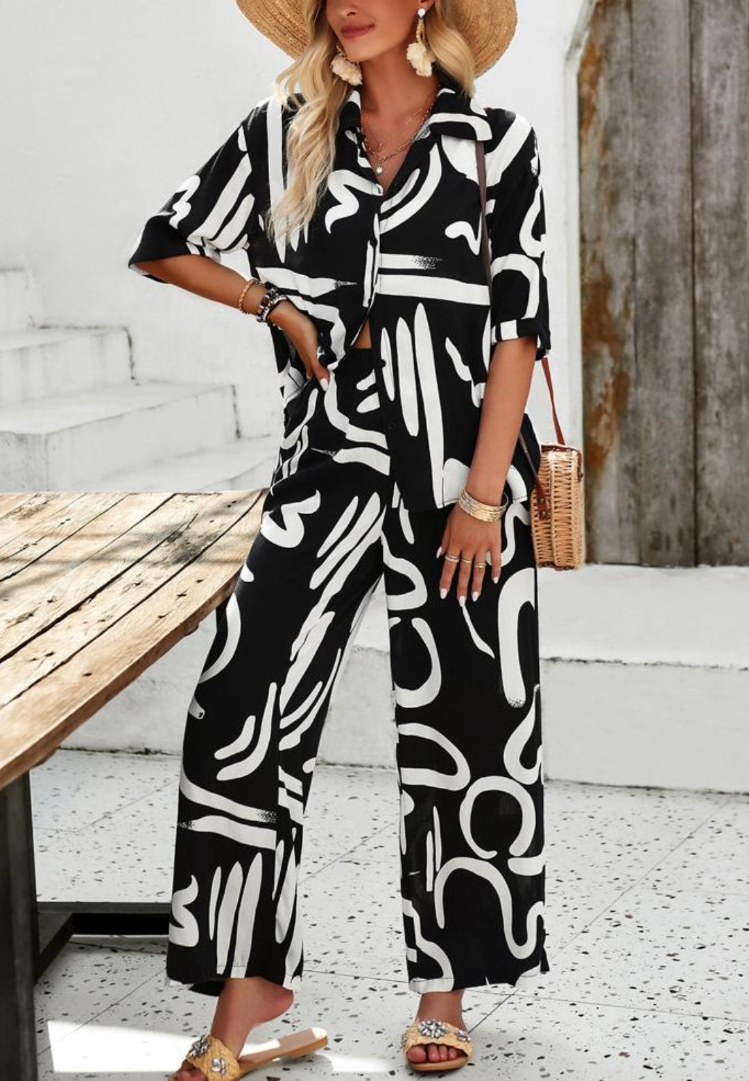 Camisa y pantalón con estampado abstracto a juego