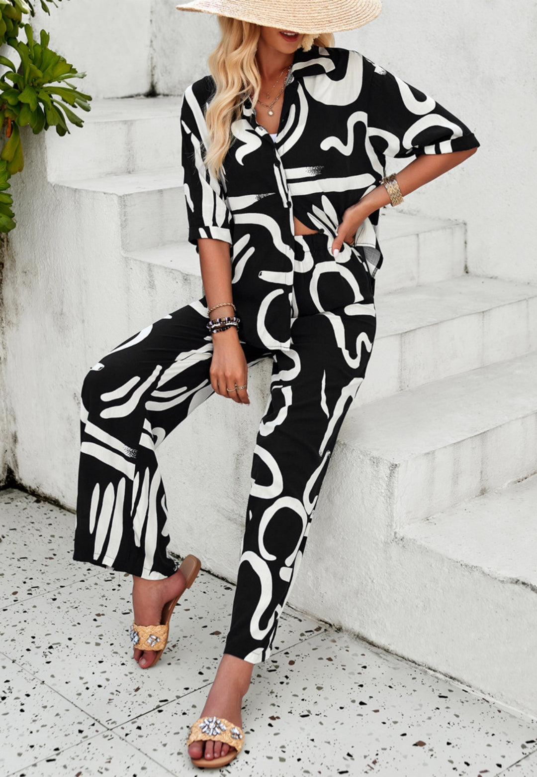 Camisa y pantalón con estampado abstracto a juego