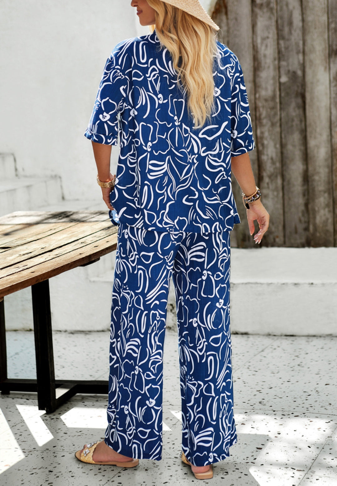 Camisa y pantalón con estampado abstracto a juego
