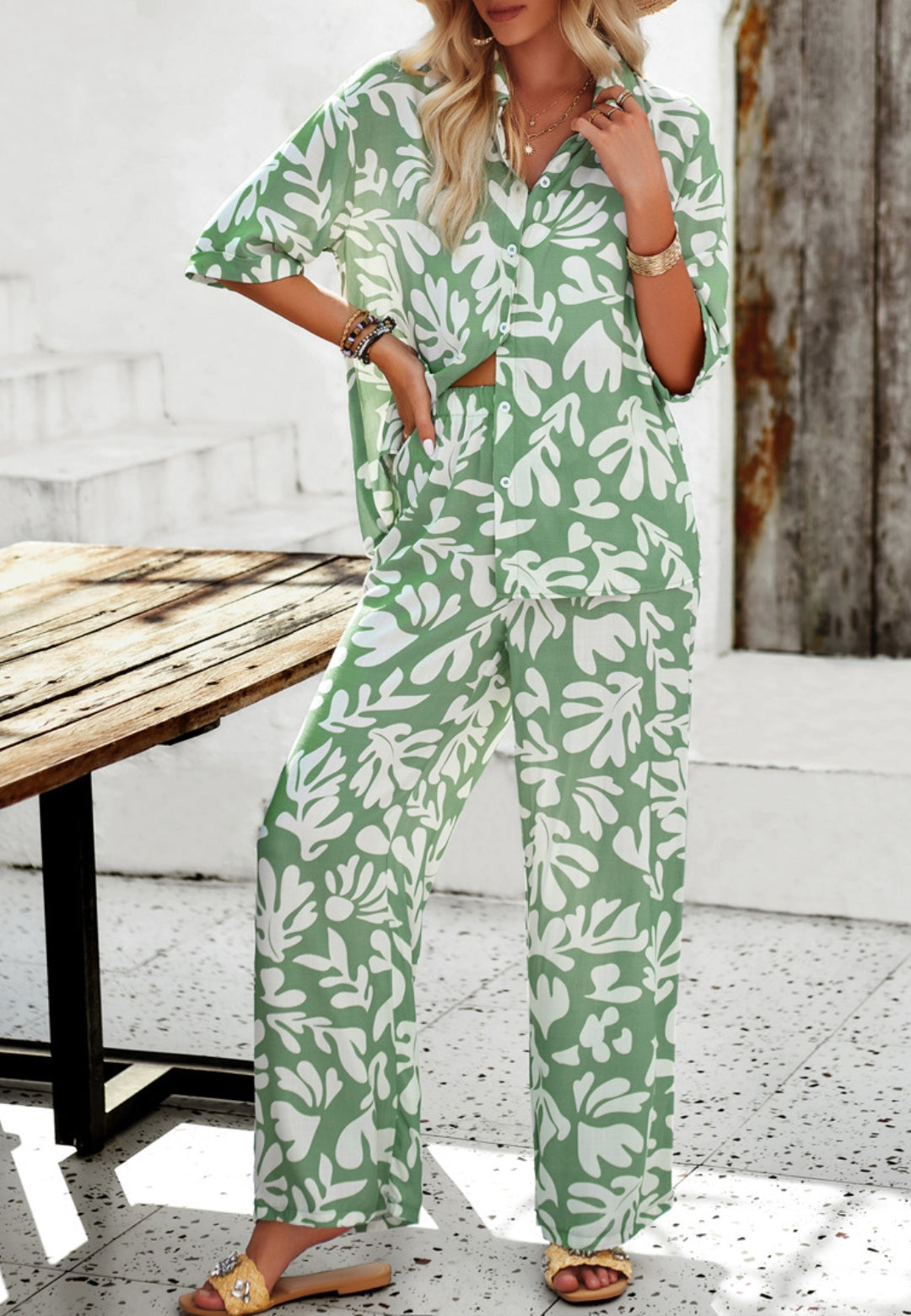 Camisa y pantalón con estampado abstracto a juego