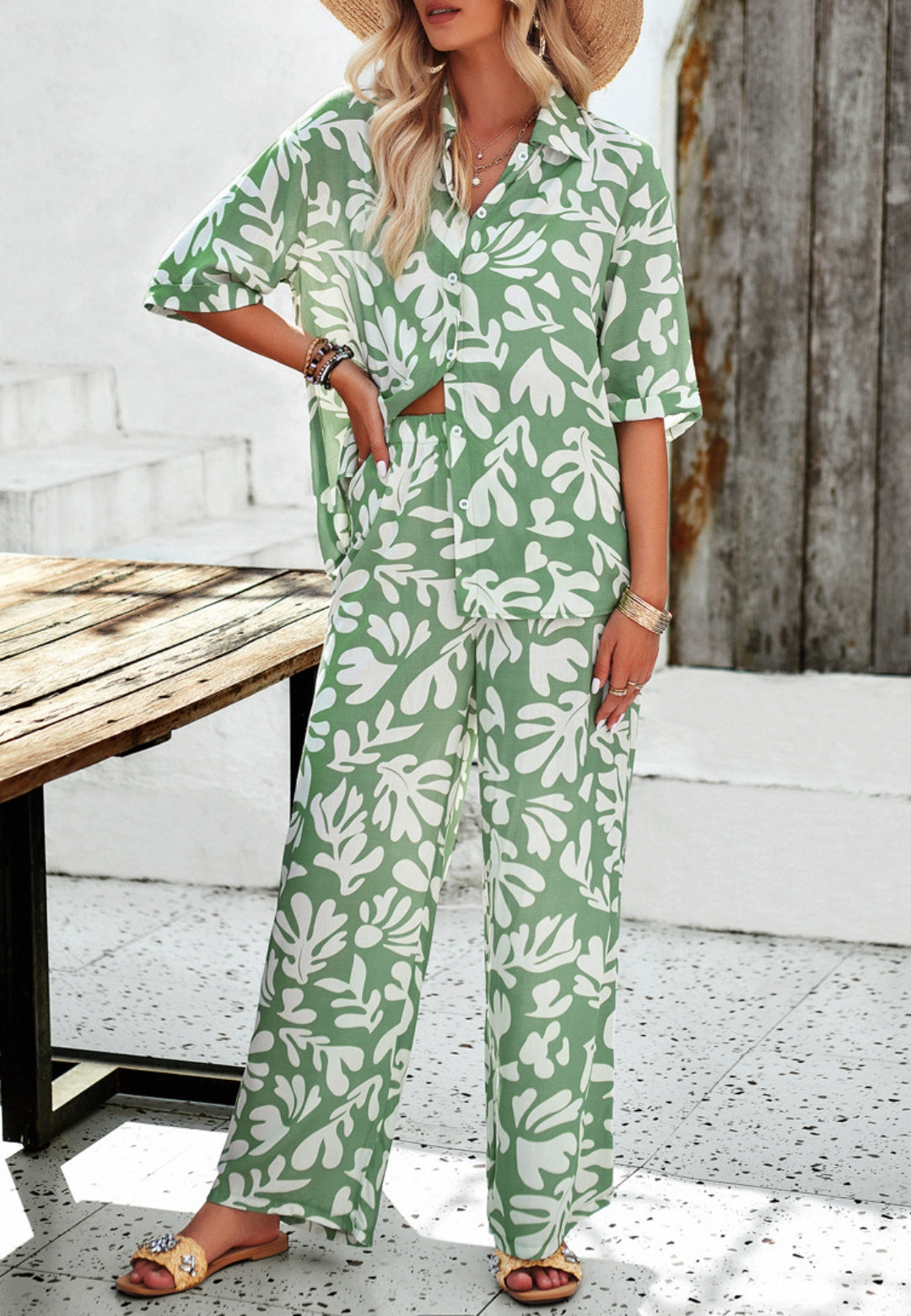 Camisa y pantalón con estampado abstracto a juego