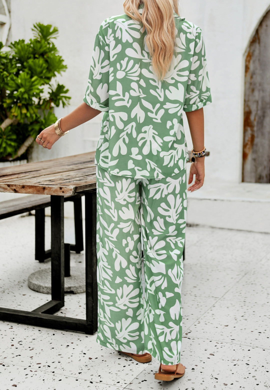 Camisa y pantalón con estampado abstracto a juego