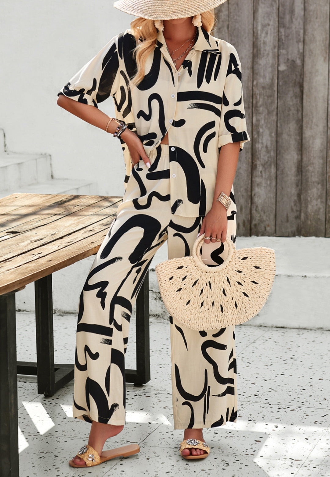 Camisa y pantalón con estampado abstracto a juego