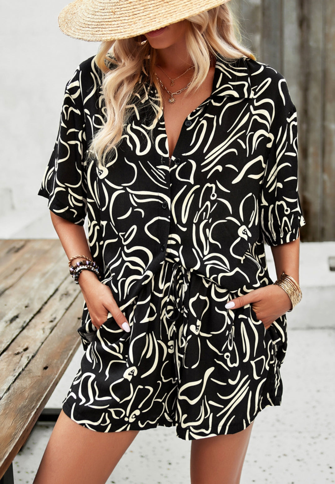 Camisa con botones y pantalones cortos con estampado abstracto