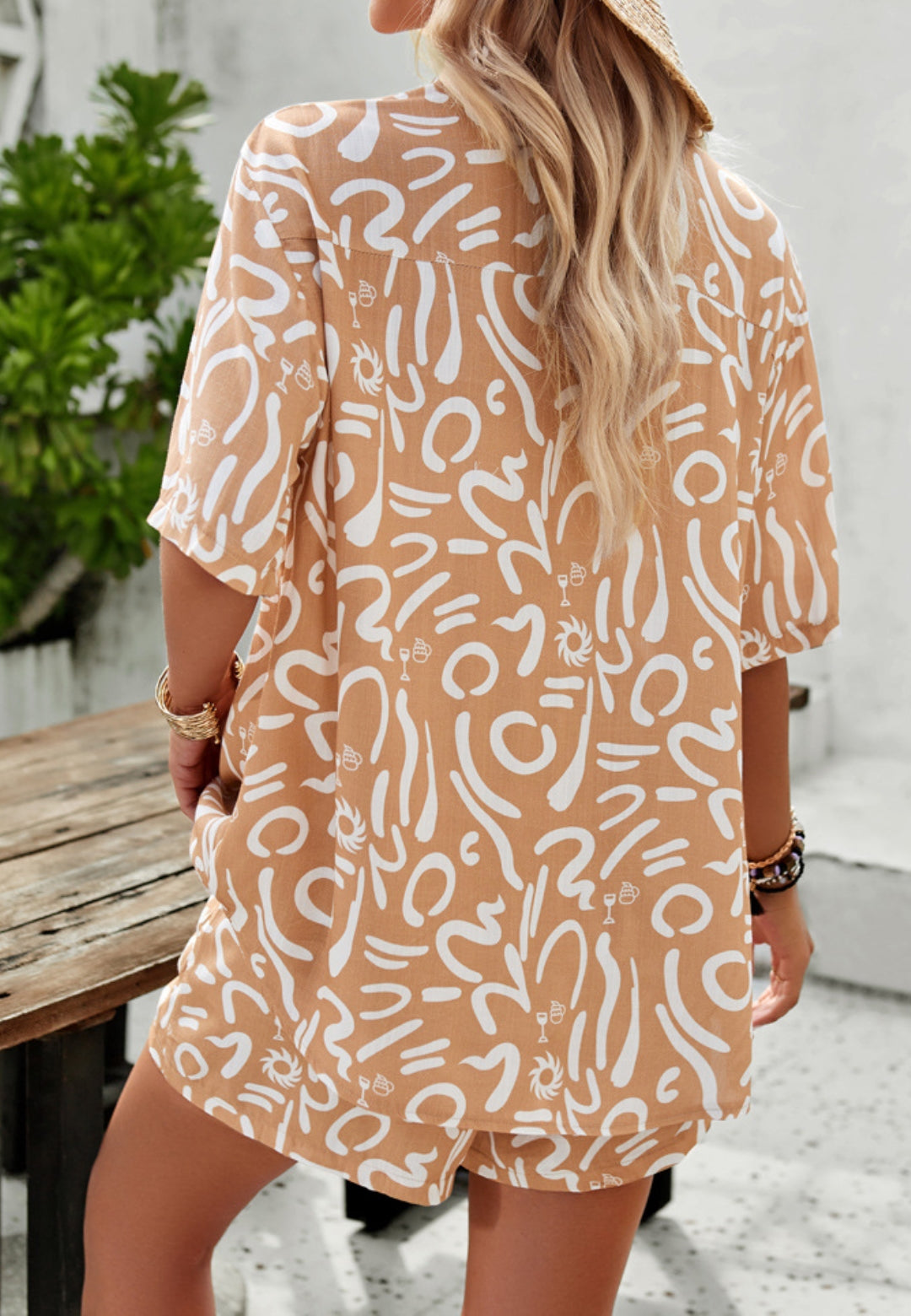 Camisa con botones y pantalones cortos con estampado abstracto