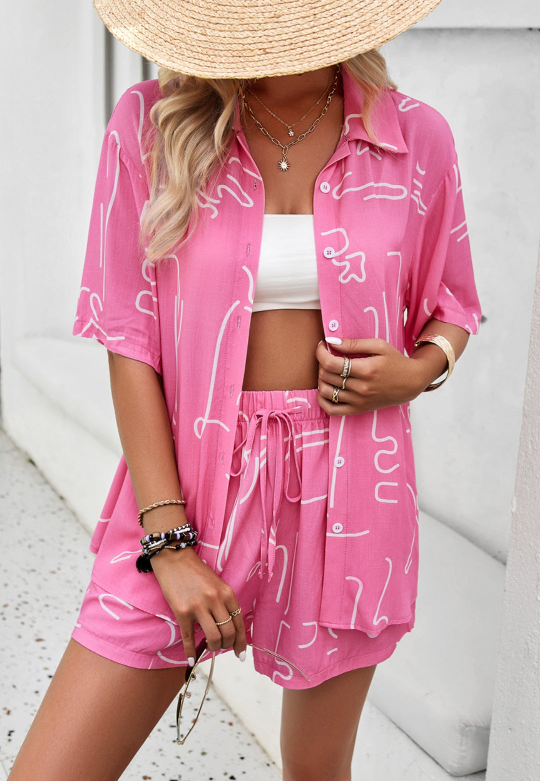 Camisa con botones y pantalones cortos con estampado abstracto