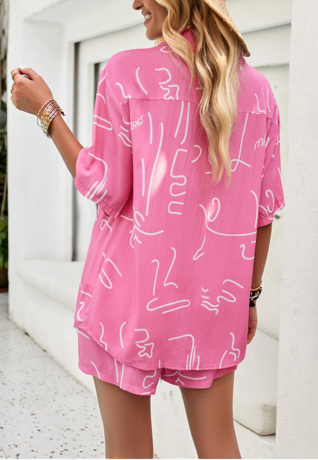 Camisa con botones y pantalones cortos con estampado abstracto