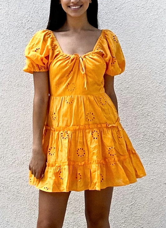 Vestido corto de verano con espalda abierta y mangas abullonadas