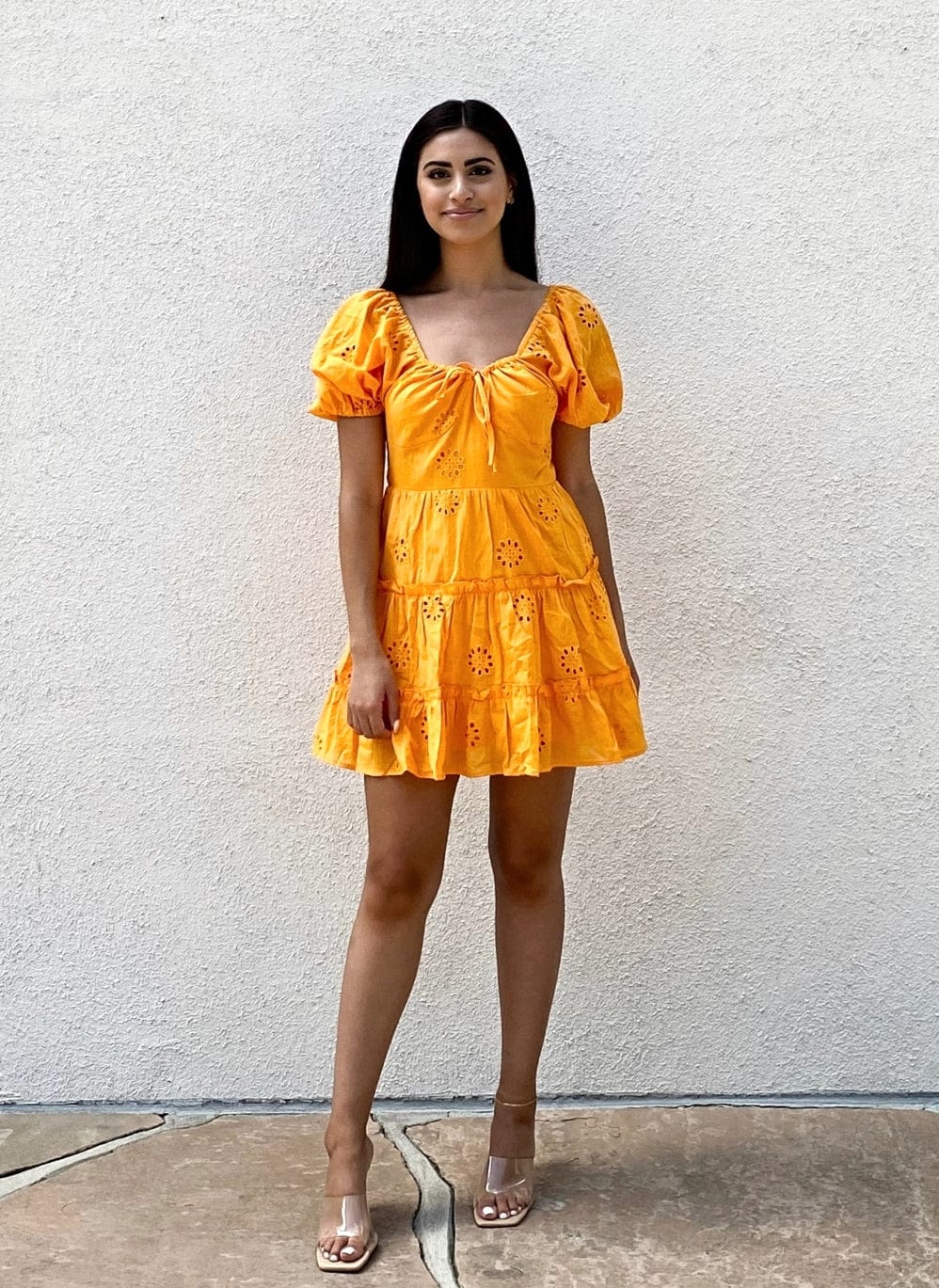 Vestido corto de verano con espalda abierta y mangas abullonadas