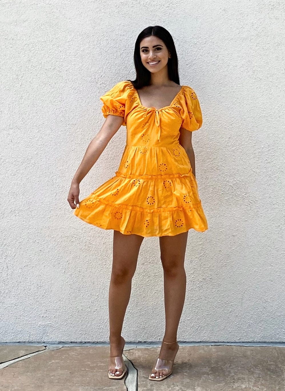 Vestido corto de verano con espalda abierta y mangas abullonadas