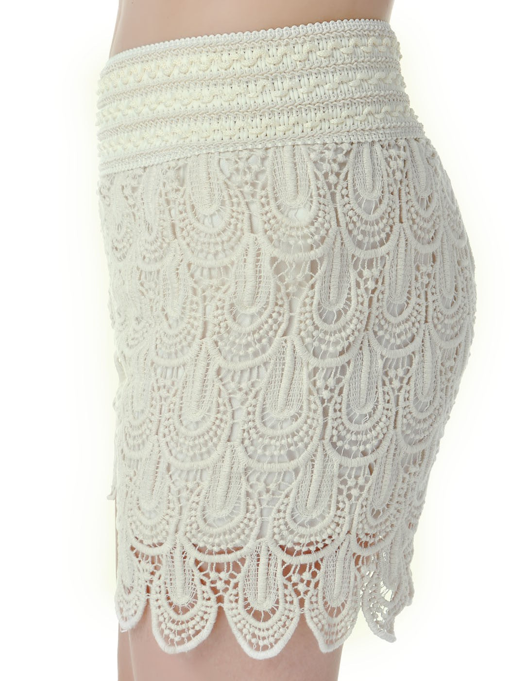 Shorts de tiro alto con plumas de crochet inspiradas en pavos reales en color beige, talla S/M