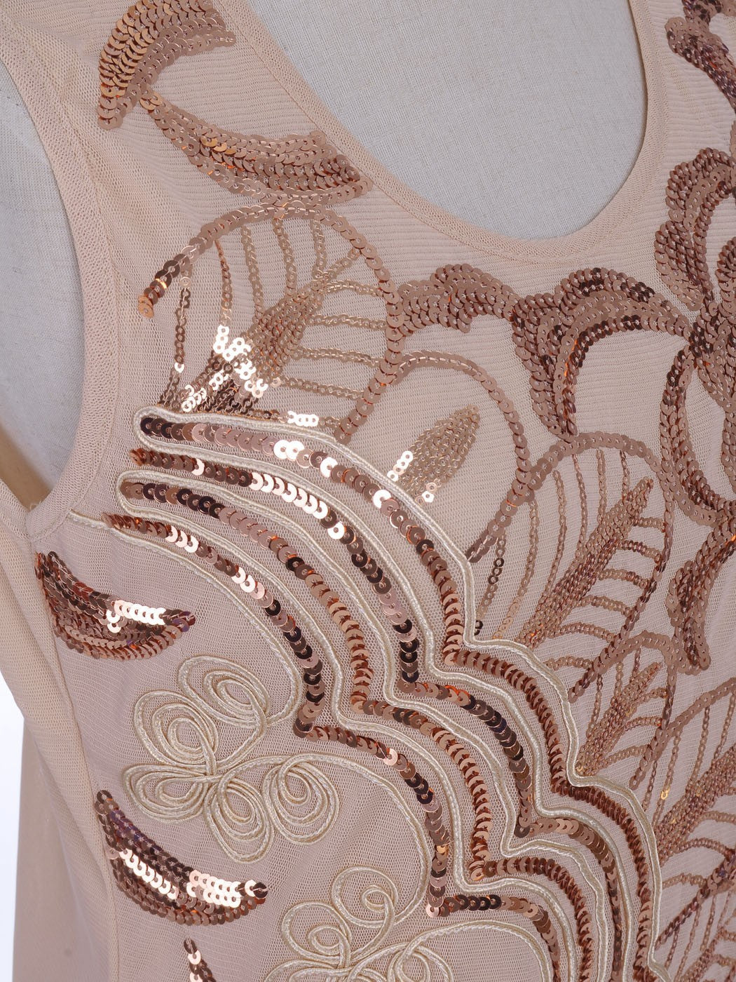 Vestido con apliques de cuerda trenzada, adornos de lentejuelas y corte S/M