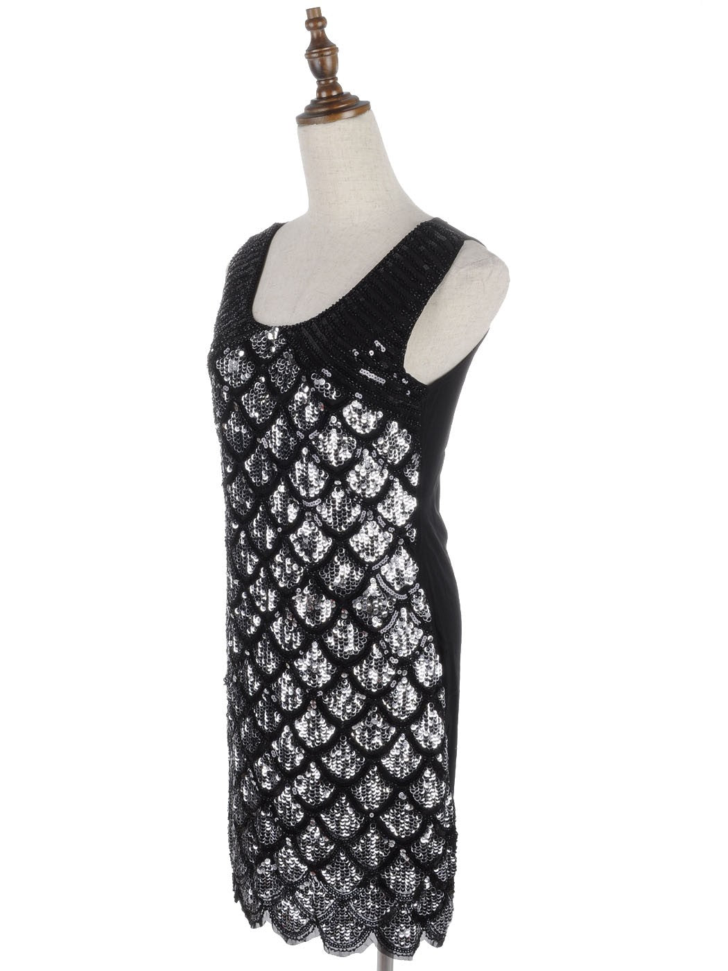 Vestido con adornos de lentejuelas y estampado festoneado