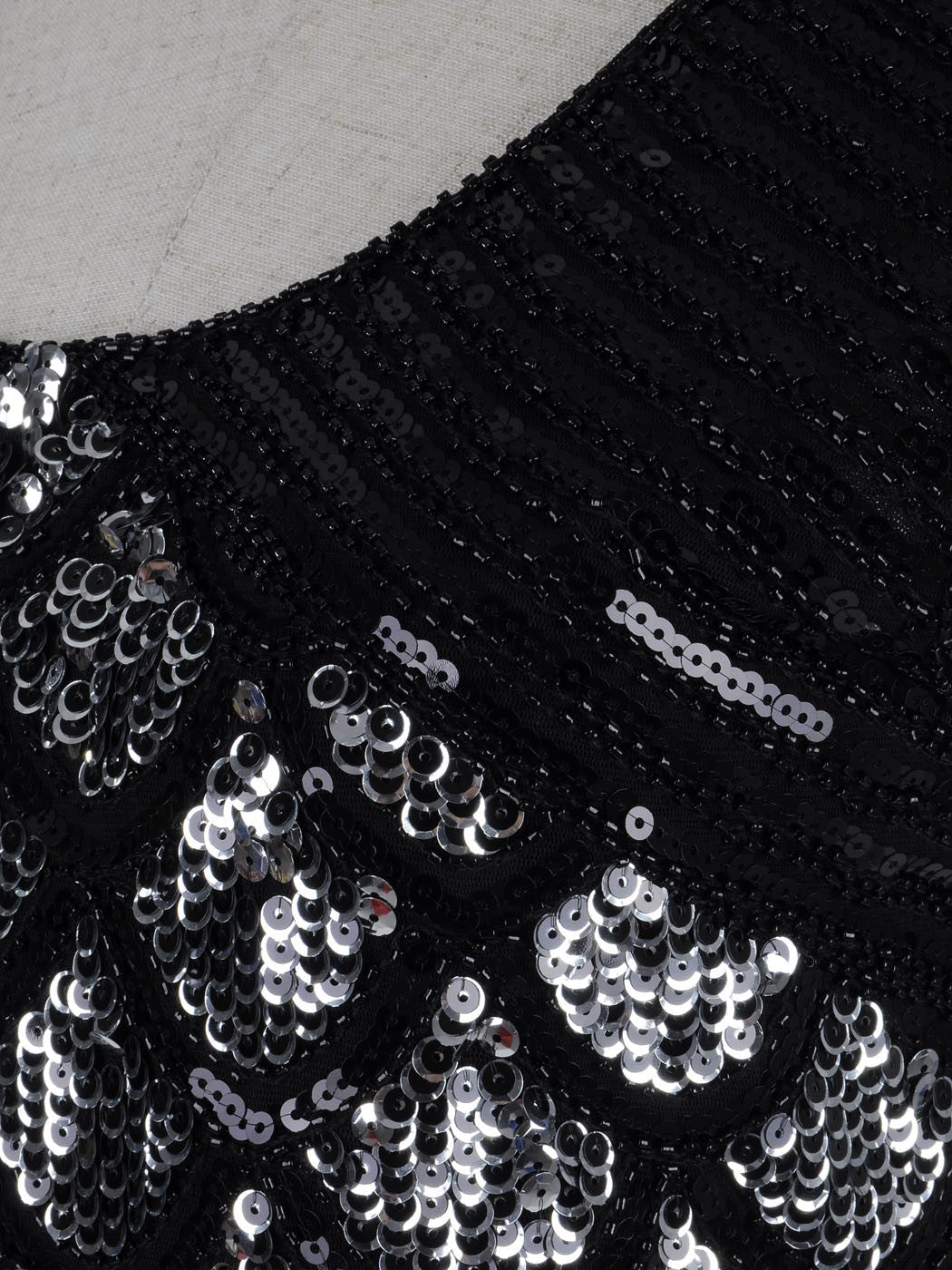 Vestido con adornos de lentejuelas y estampado festoneado