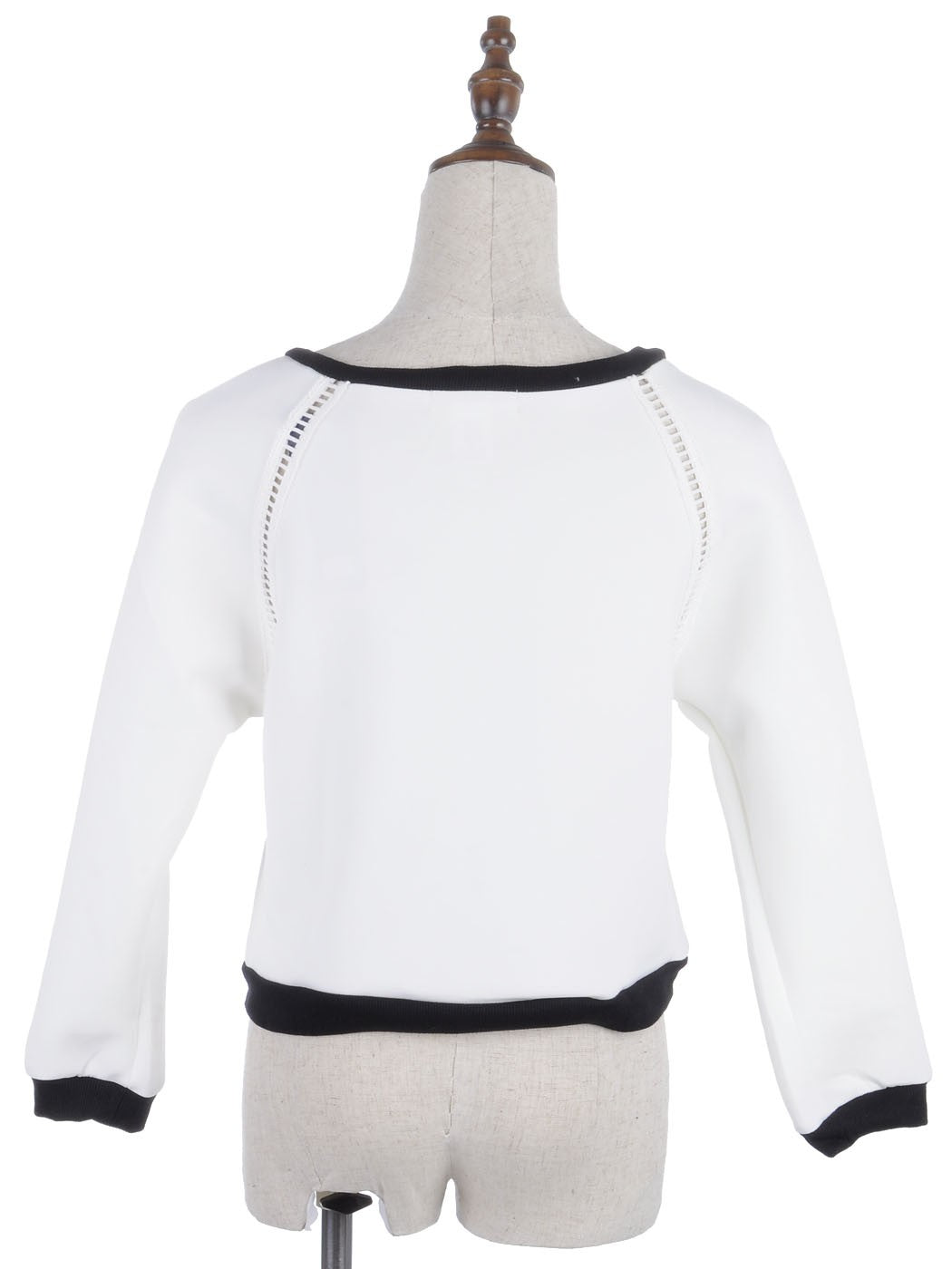 Suéter con estampado de pingüinos adornado con cadena y diamantes de imitación en color blanco talla S/M