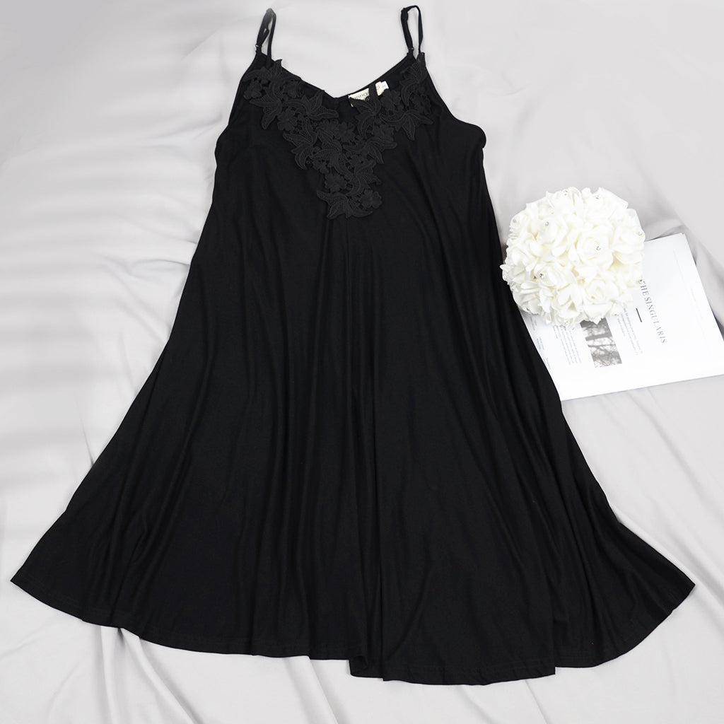 Vestido fluido con tirantes finos ajustables