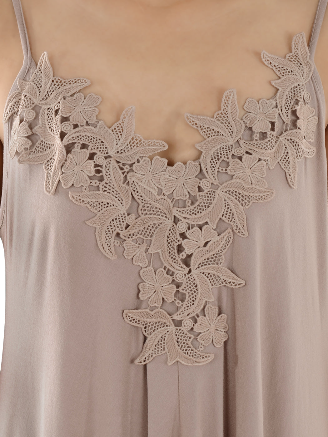 Vestido fluido con tirantes finos ajustables