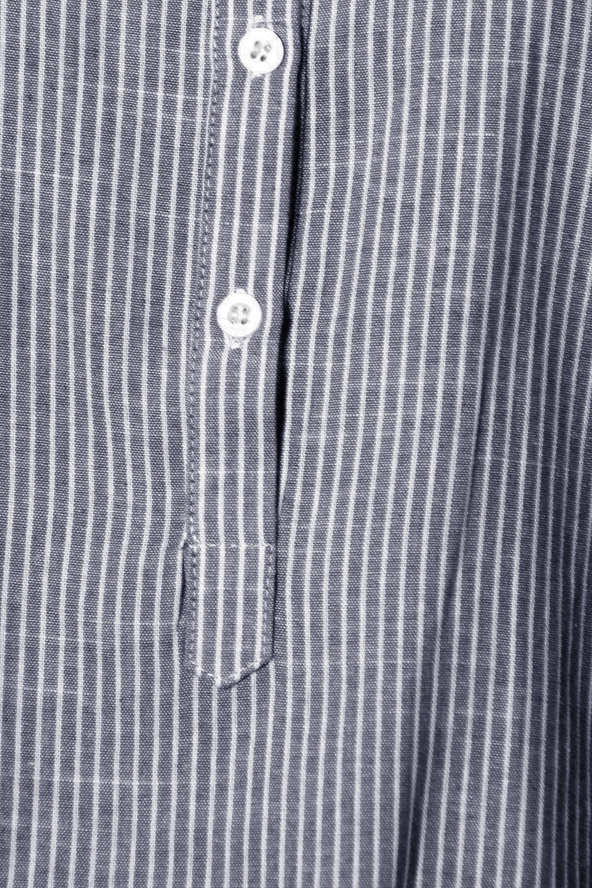 Camisa informal de mujer de tejido Chambray con botones y rayas largas