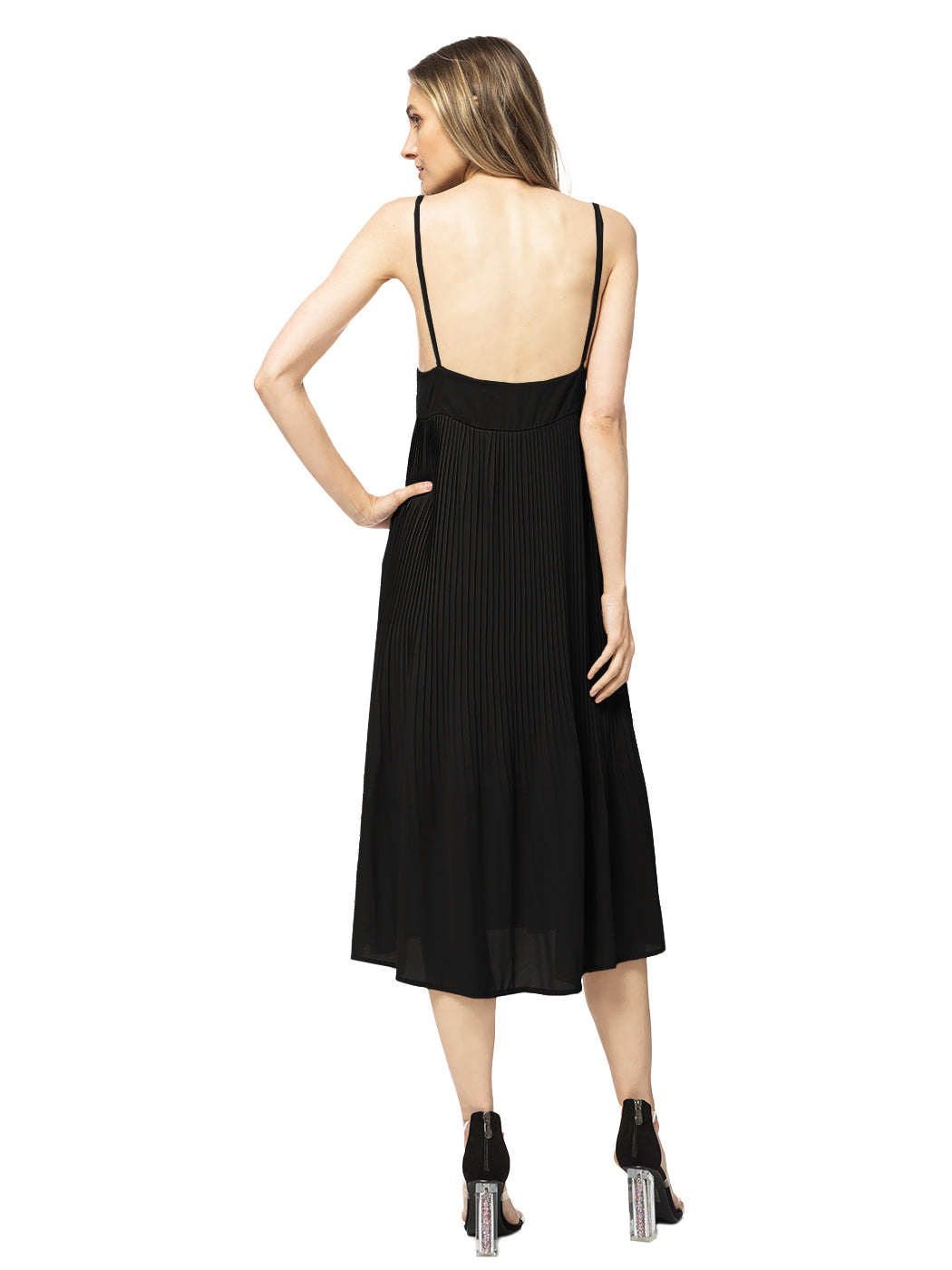 Vestido midi plisado con tirantes finos