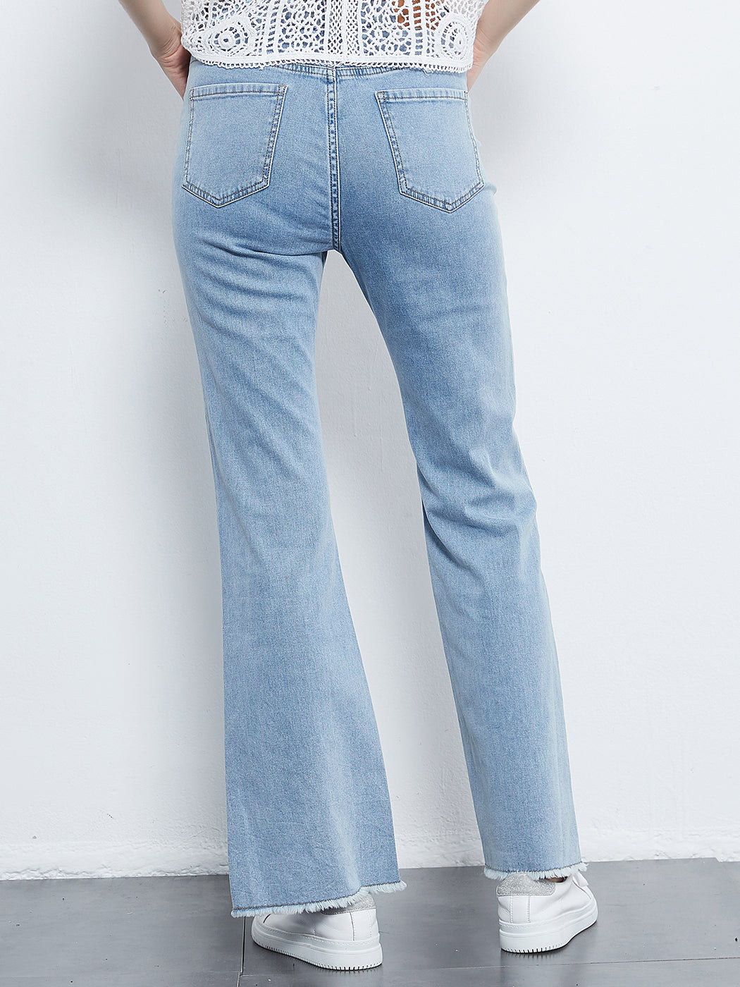 Pantalones vaqueros de tiro medio, elásticos, con abertura y pierna recta y cinco bolsillos