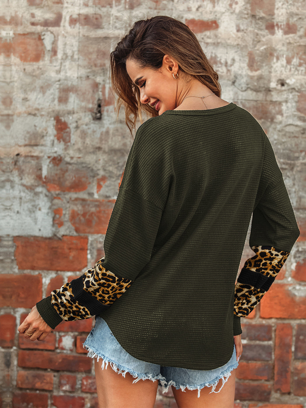 Suéteres casuales suaves de otoño e invierno con cuello en V, ligeros, de manga larga y estampado de leopardo